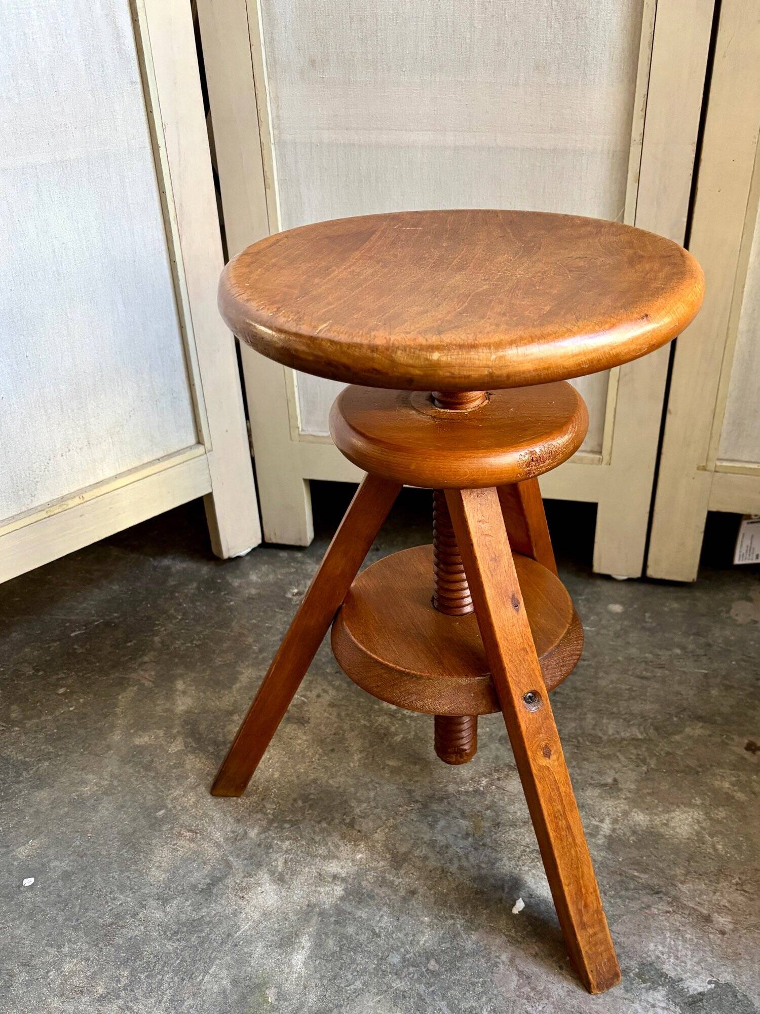 Wooden tripod stool with screw