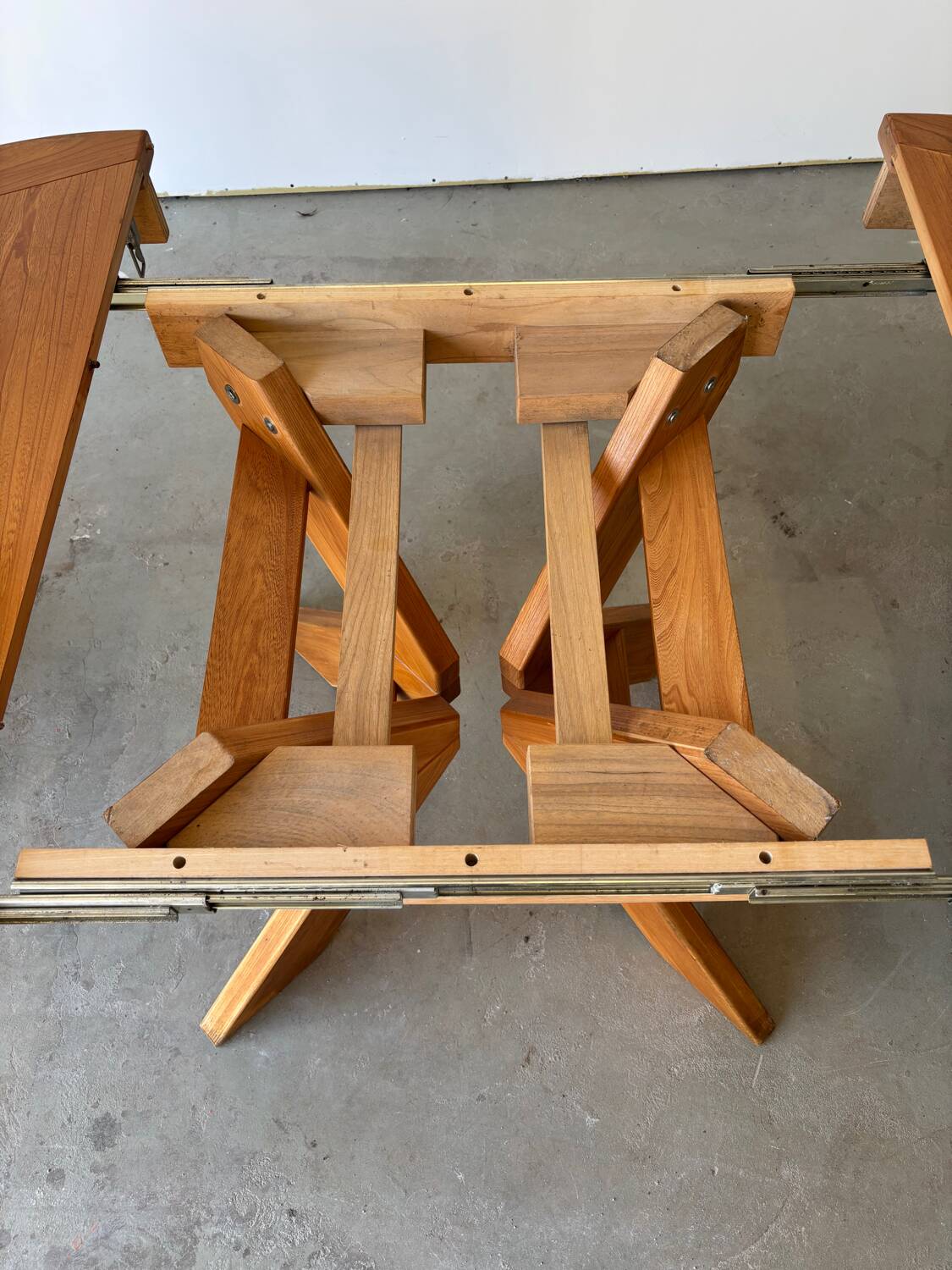Vintage style extendable oval dining table in solid elm