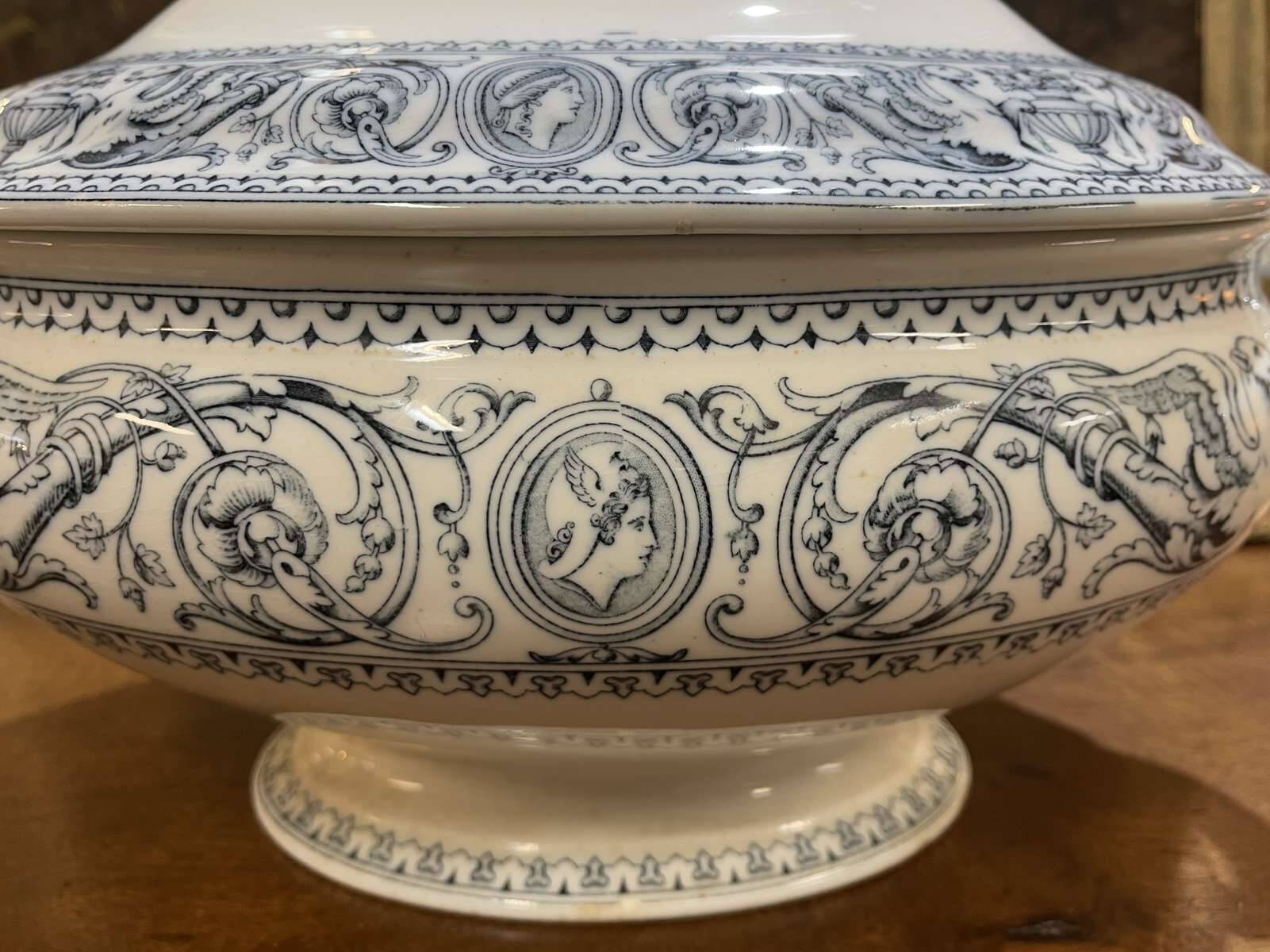 Important English Minton porcelain soup tureen, Florentine pattern