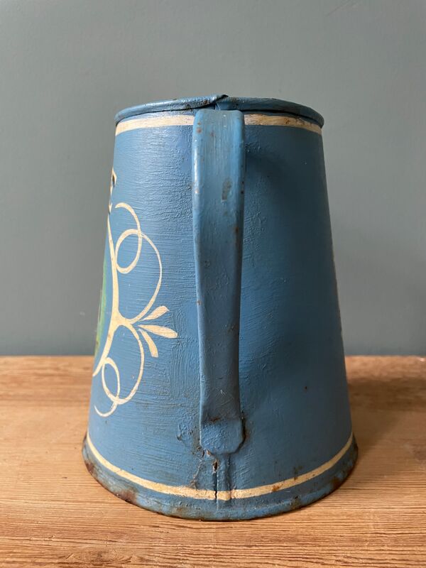 Ancien broc ou pot à lait en tôle peinte