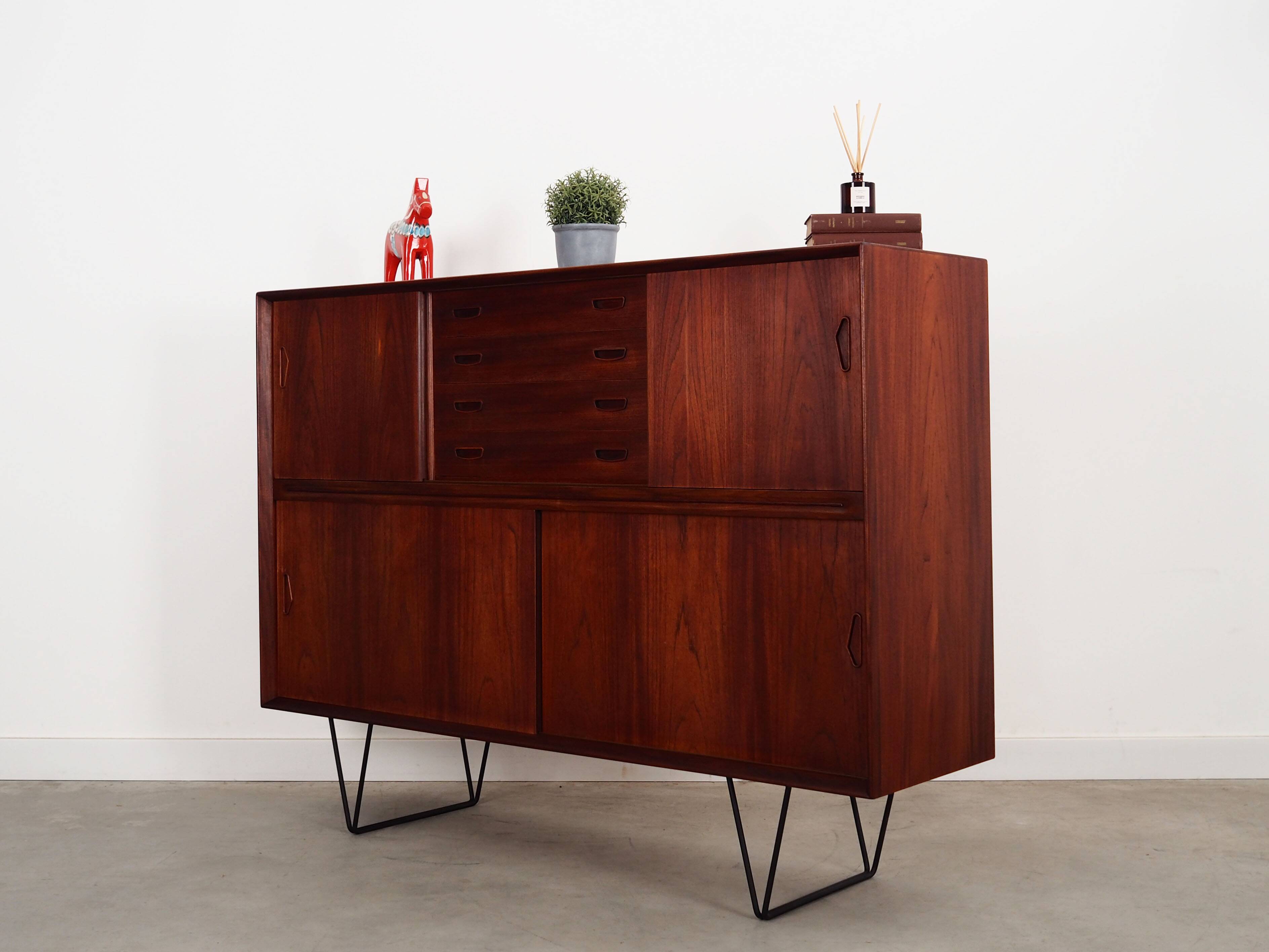 Buffet haut en teck, design danois, années 1970, production : Danemark