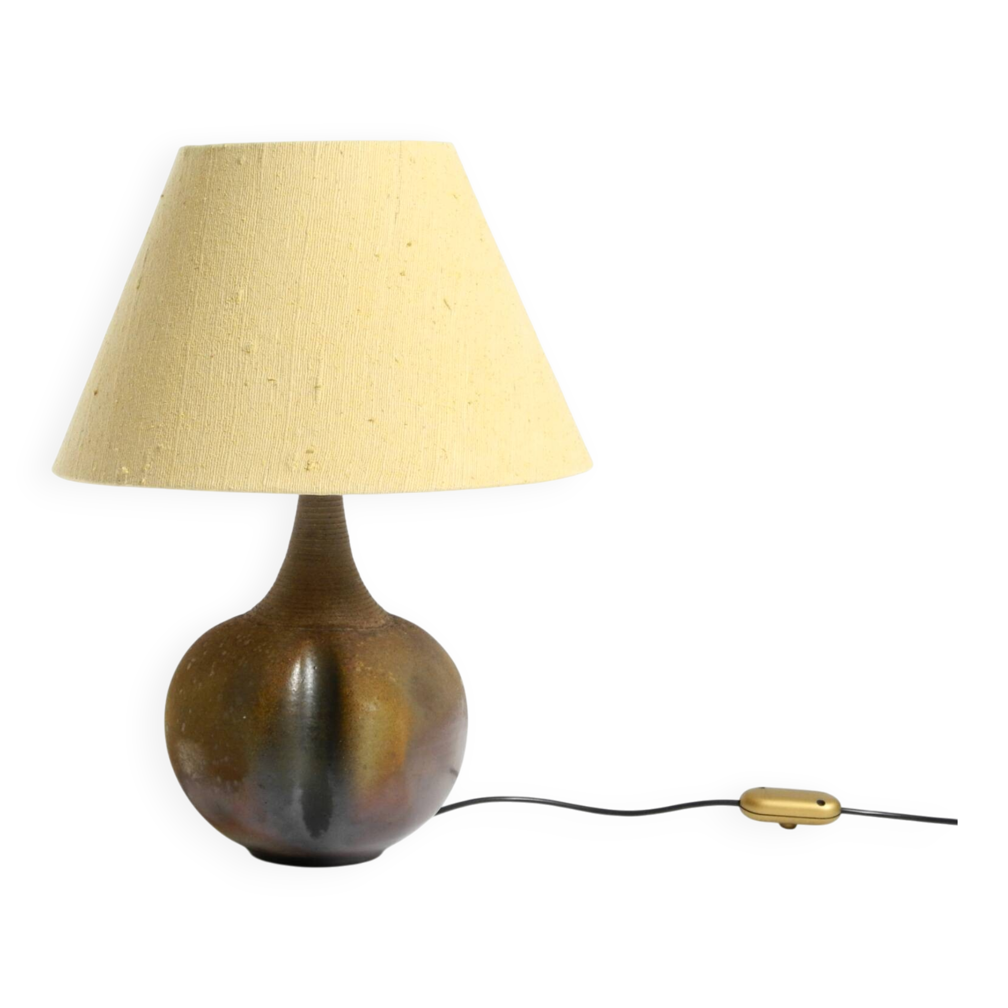 Très belle lampe de table en céramique des années 1960 avec abat-jour en tissu d'origine.