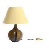 Très belle lampe de table en céramique des années 1960 avec abat-jour en tissu d'origine.