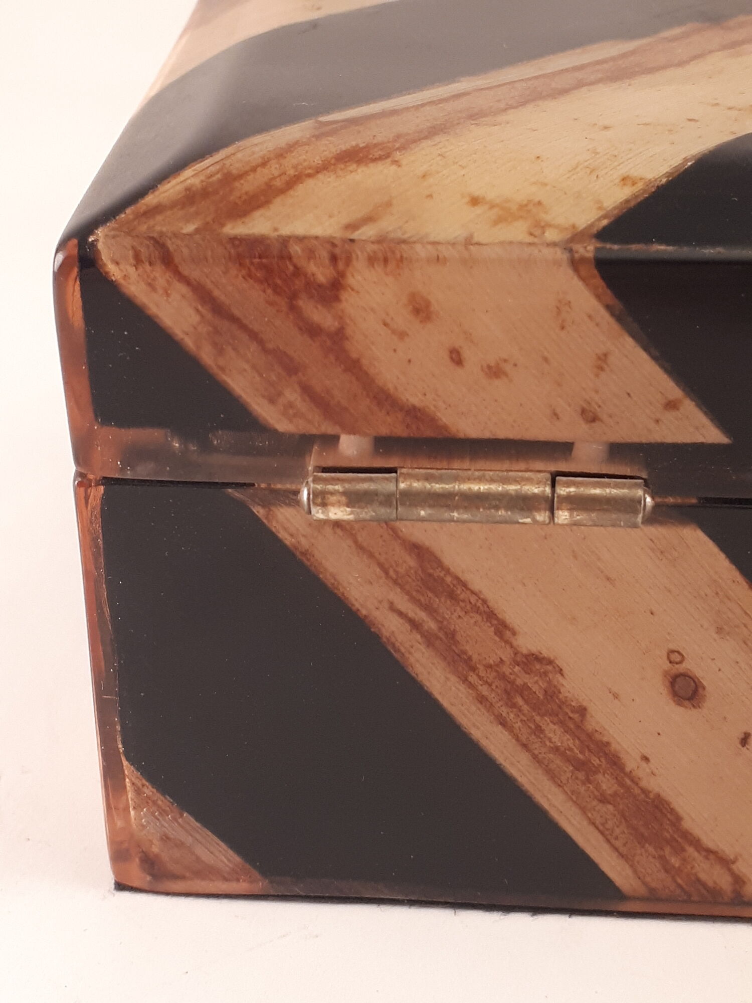 Box with black striped and vintage fawn 80