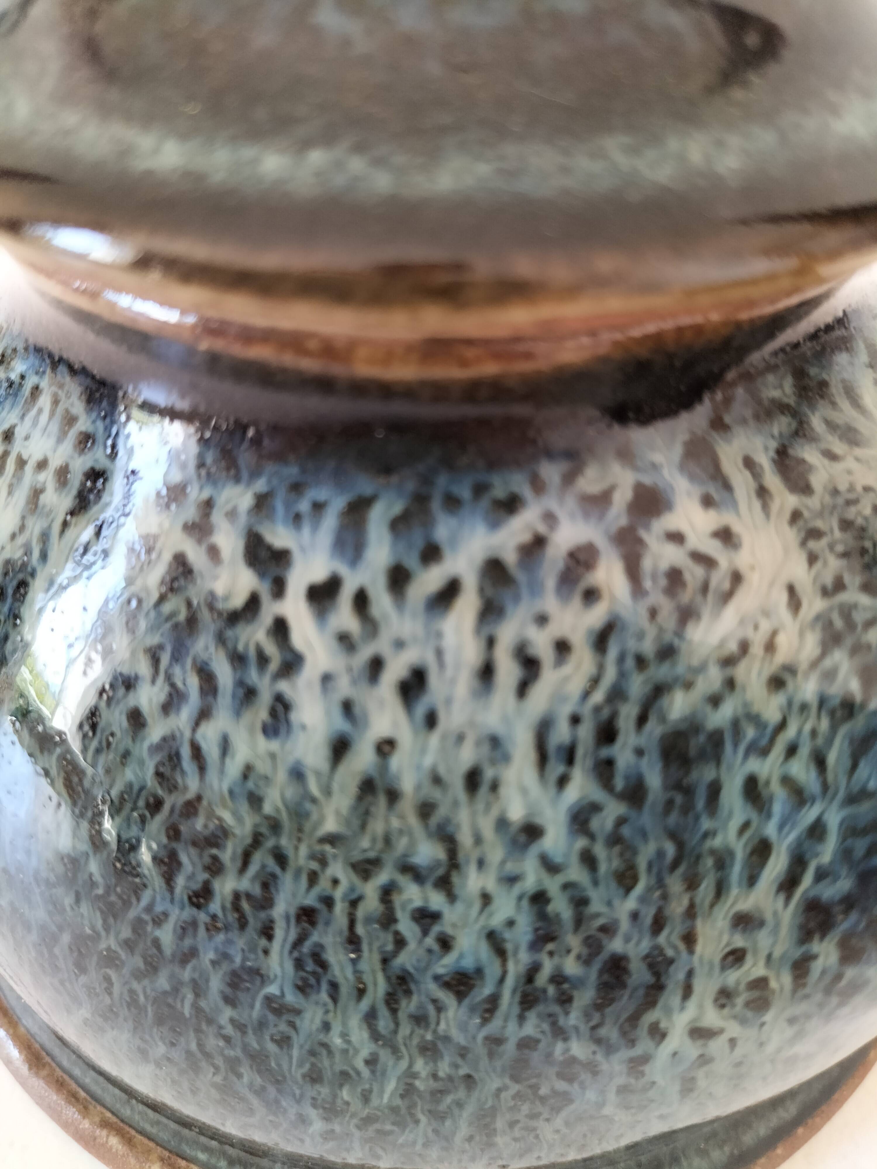 Théière en grès émaillé bleu pétrole signée.