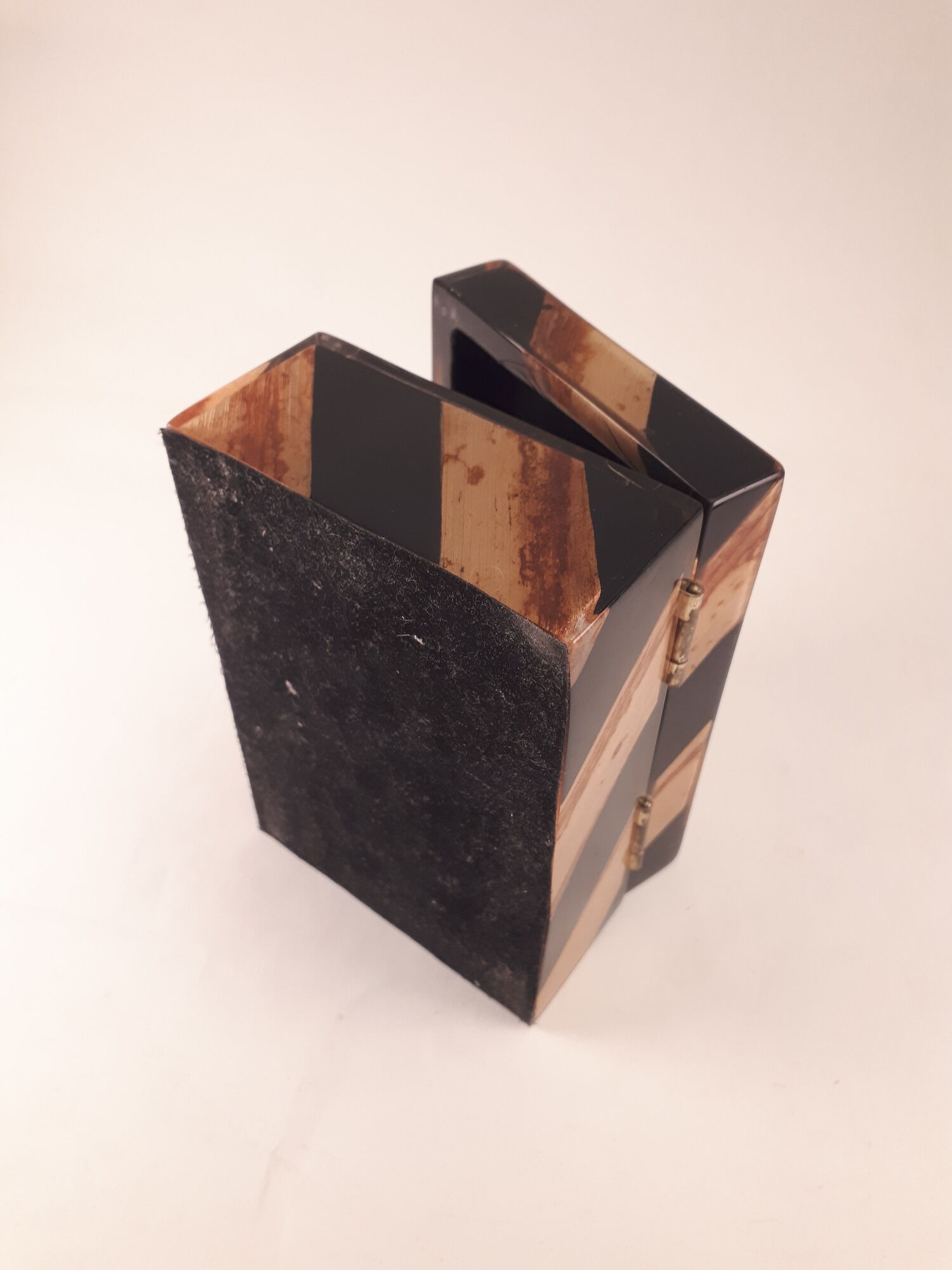 Box with black striped and vintage fawn 80
