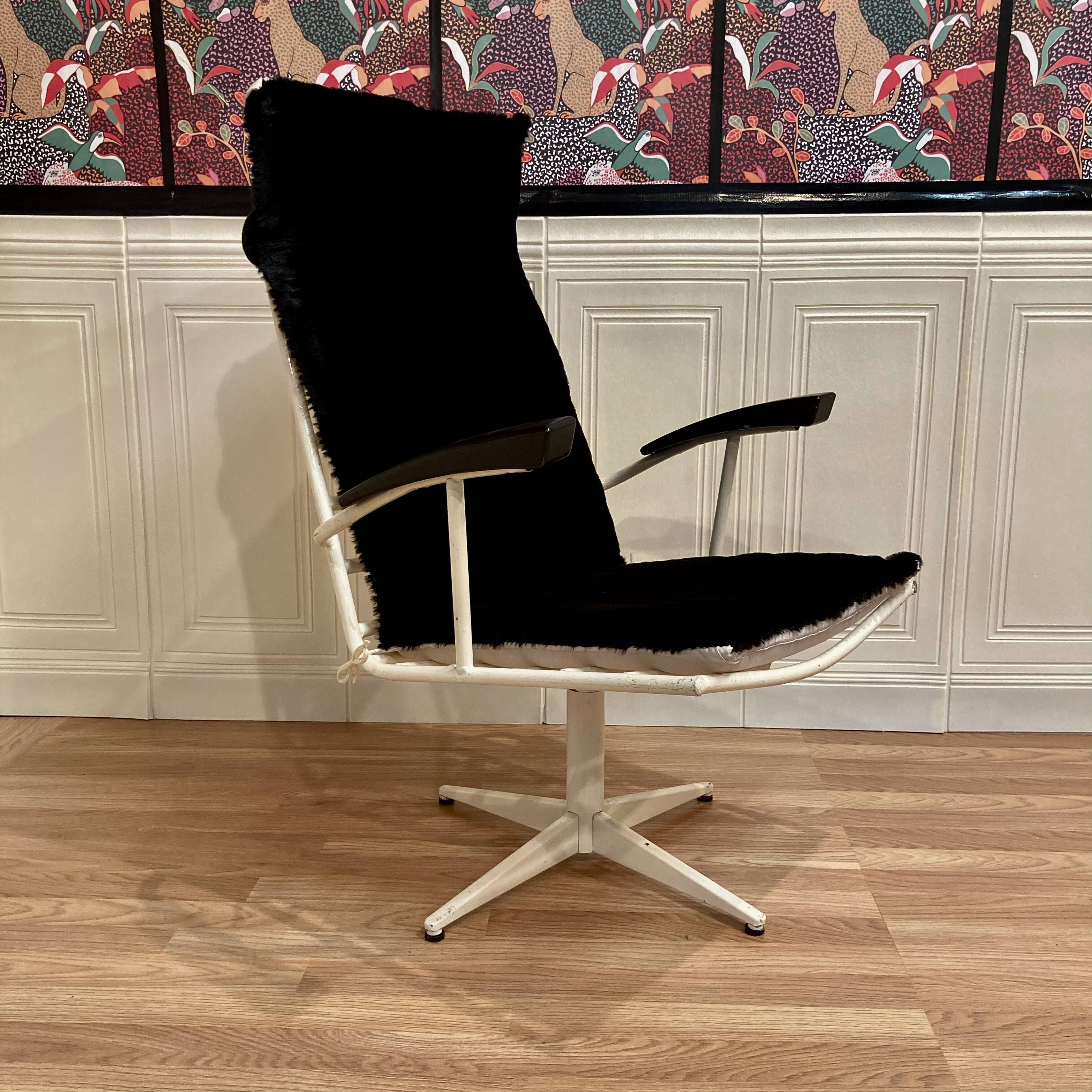 Swivel chair in metal and Bakelite, 1960s design.