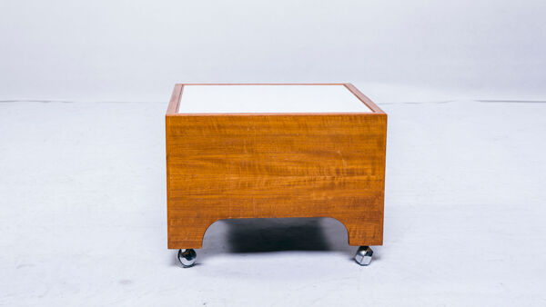 table d'appoint en teck sur des roulettes