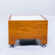 Table d'appoint en teck sur des roulettes
