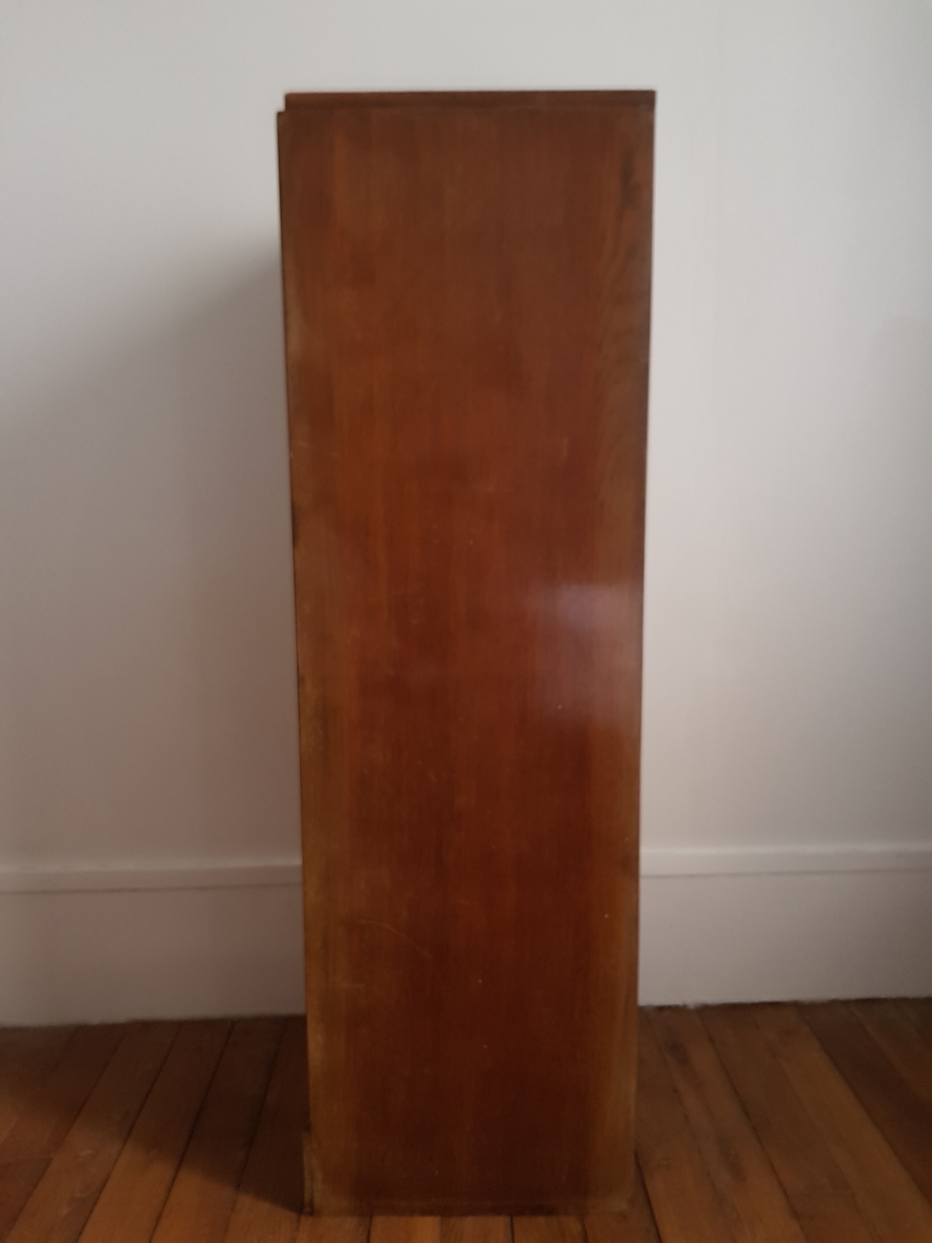 Sliding curtain cabinet