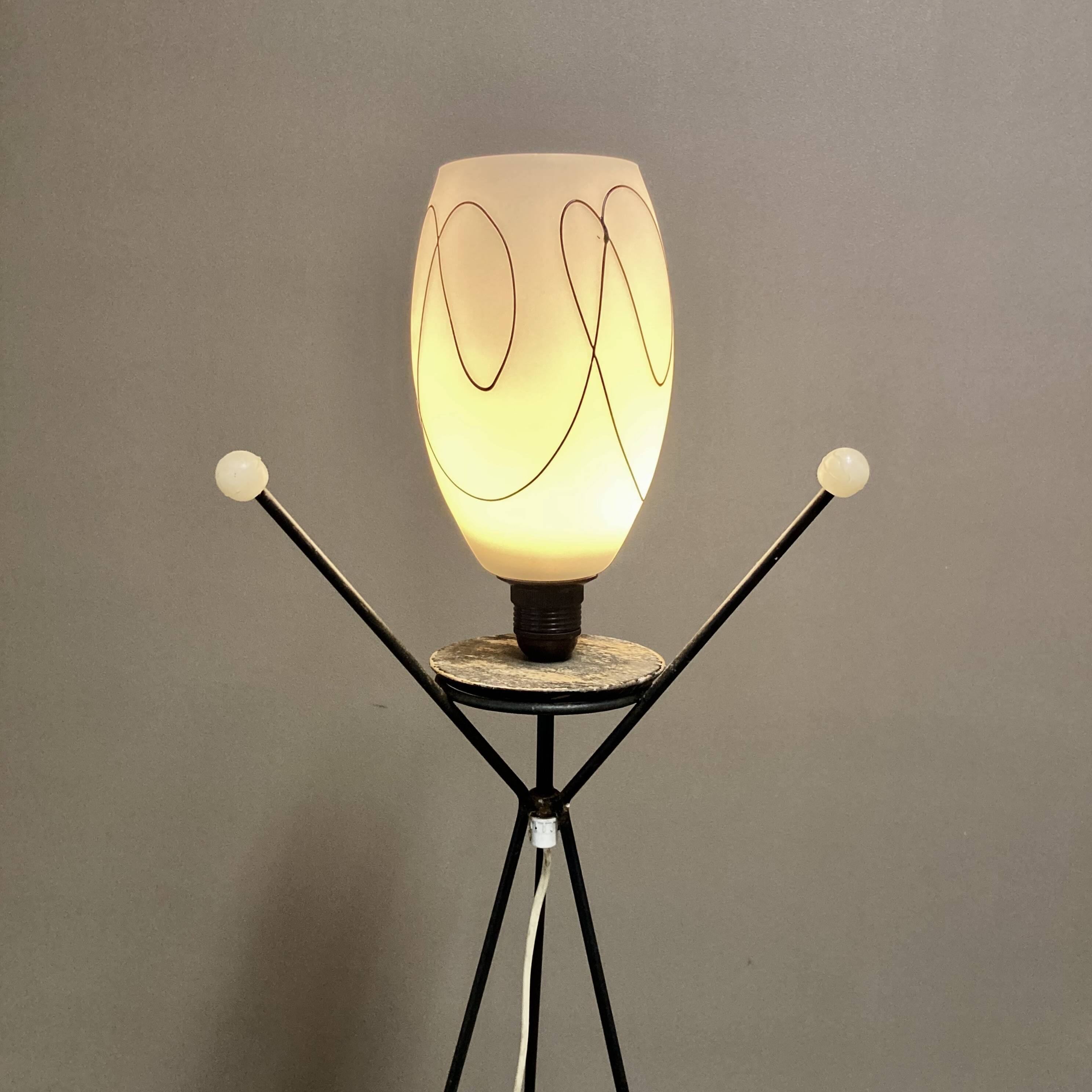 Tripod floor lamp "design 1950".
