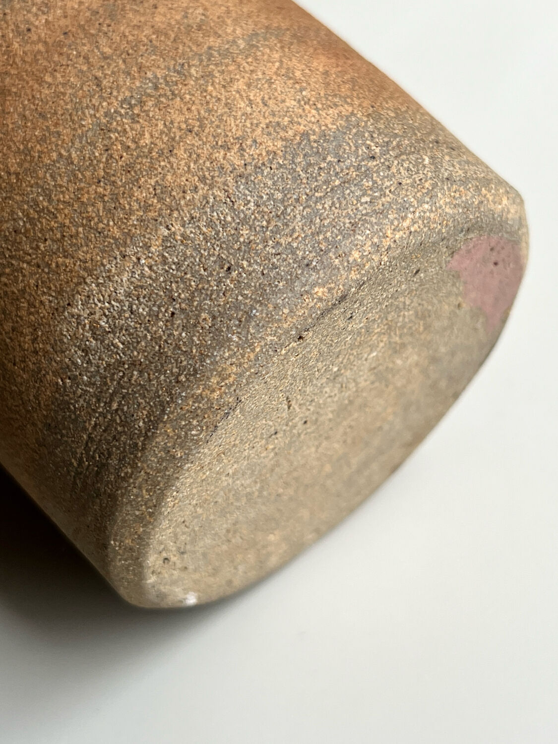 Vase sculptural en grès chamotté & émail bleu, la borne 1970