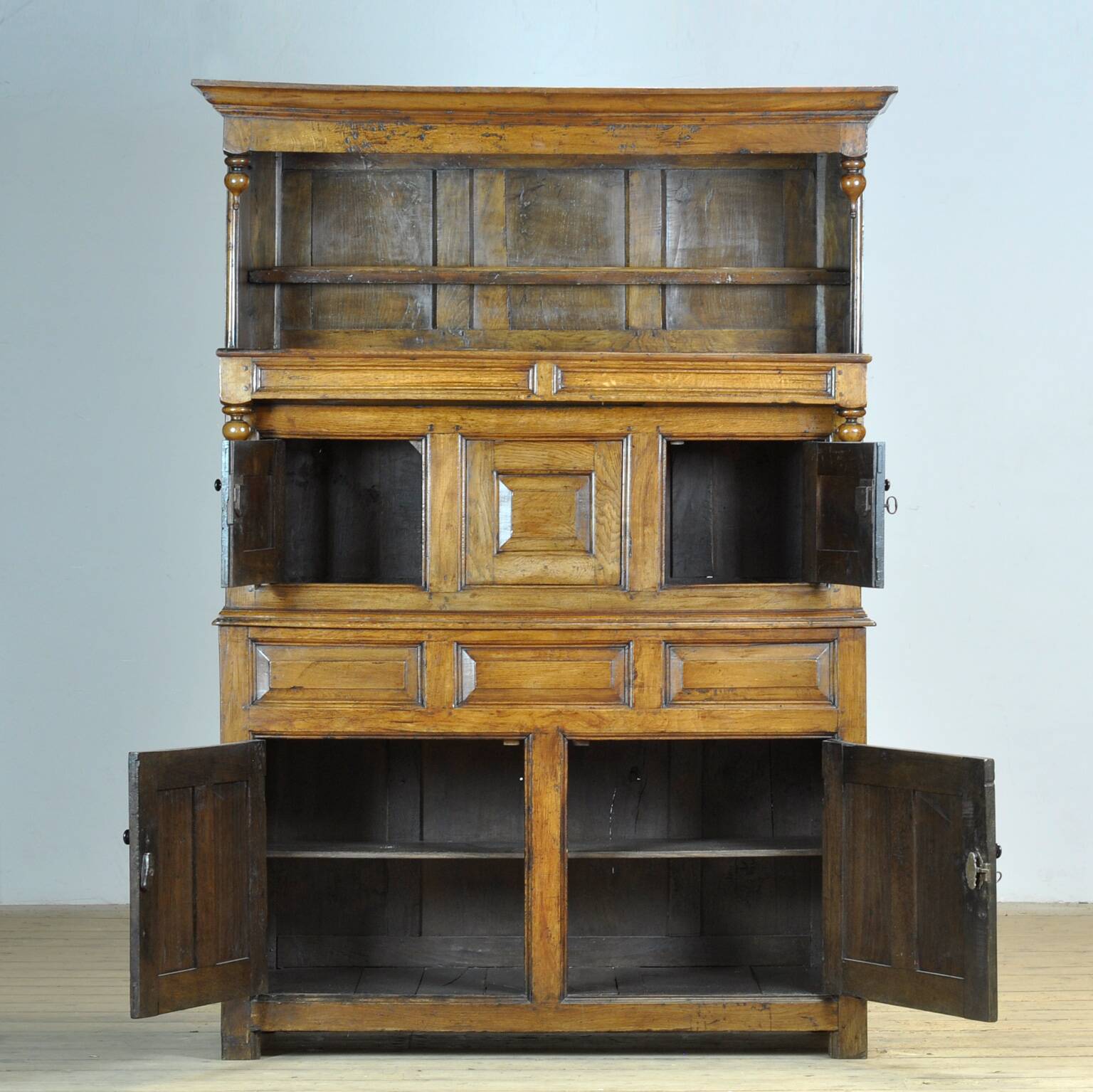 Oak tridarn cabinet, circa 1710