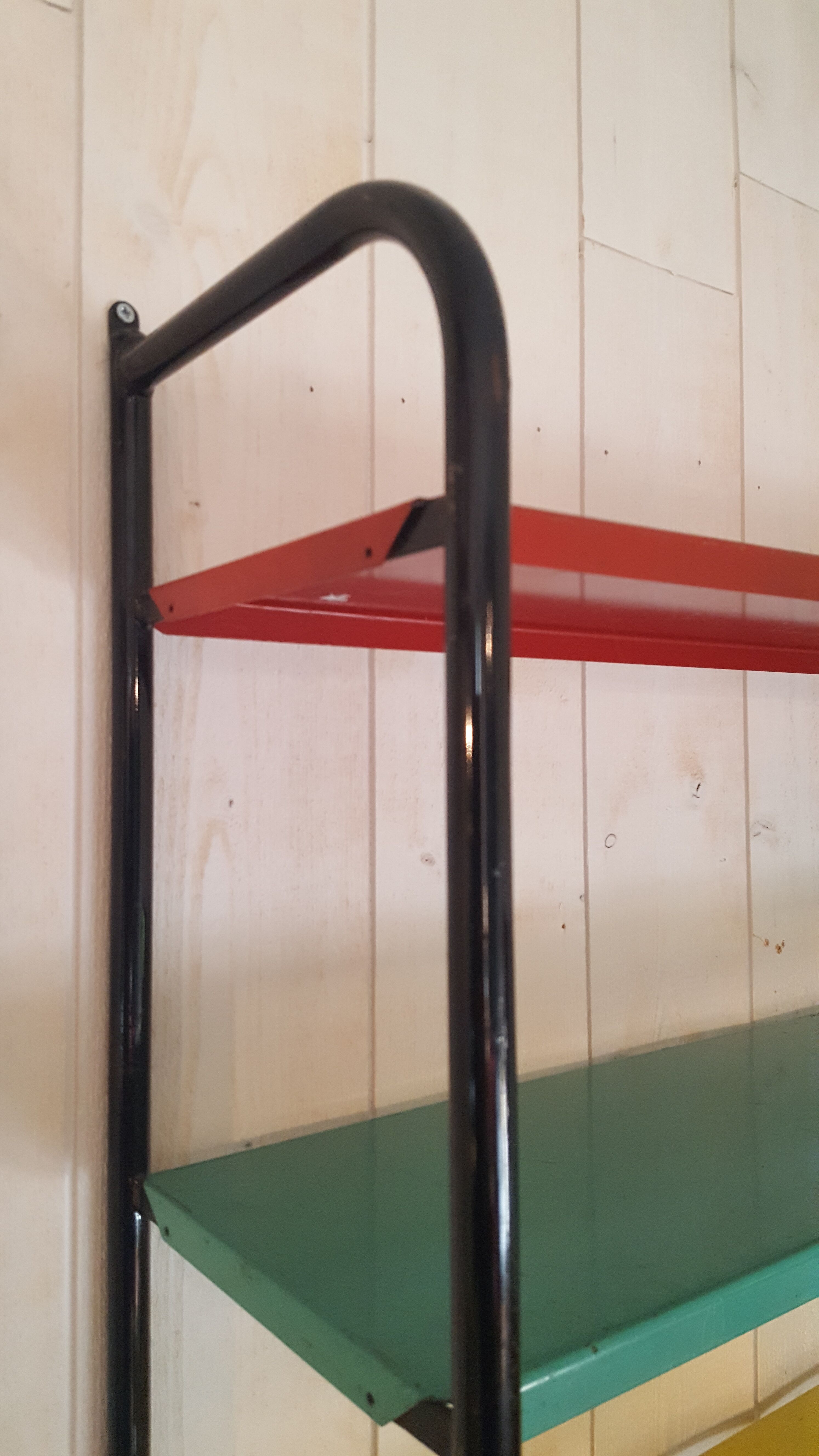 Tricolour wall shelf