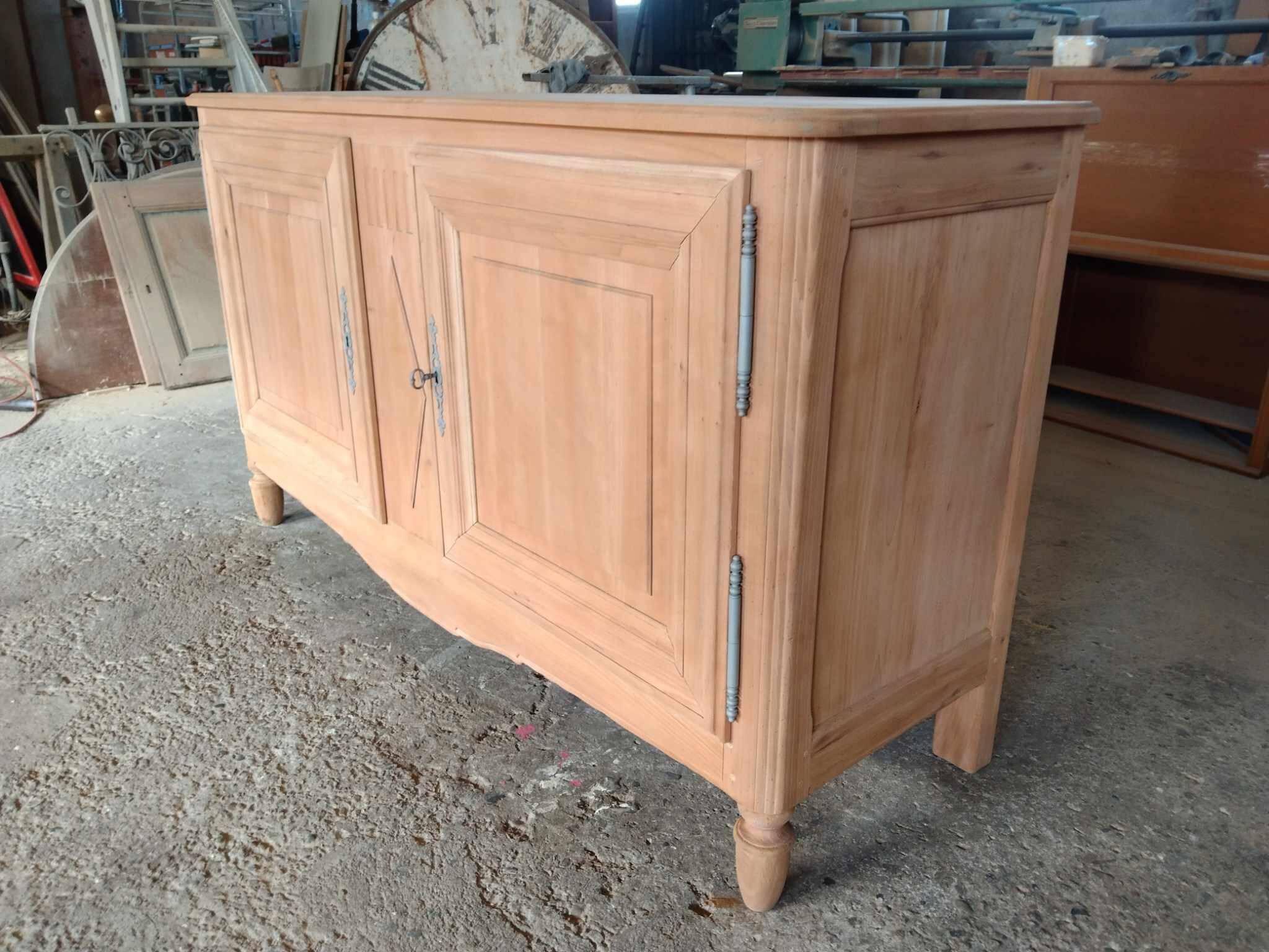 Low sideboard with 2 doors (airbrushed)