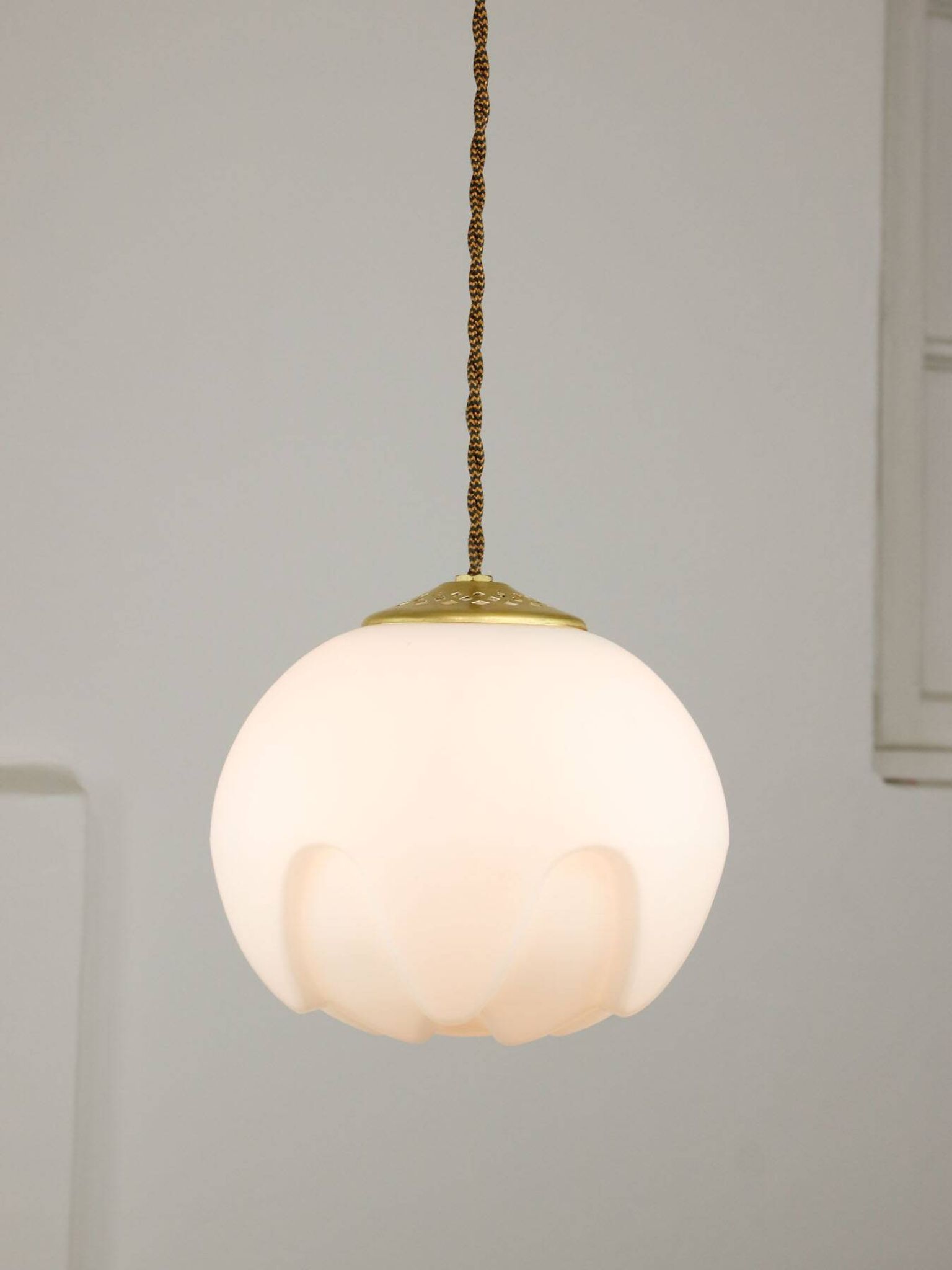 Lampe suspendue en laiton et opaline italienne du milieu du siècle