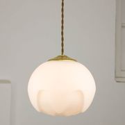 Lampe suspendue en laiton et opaline italienne du milieu du siècle