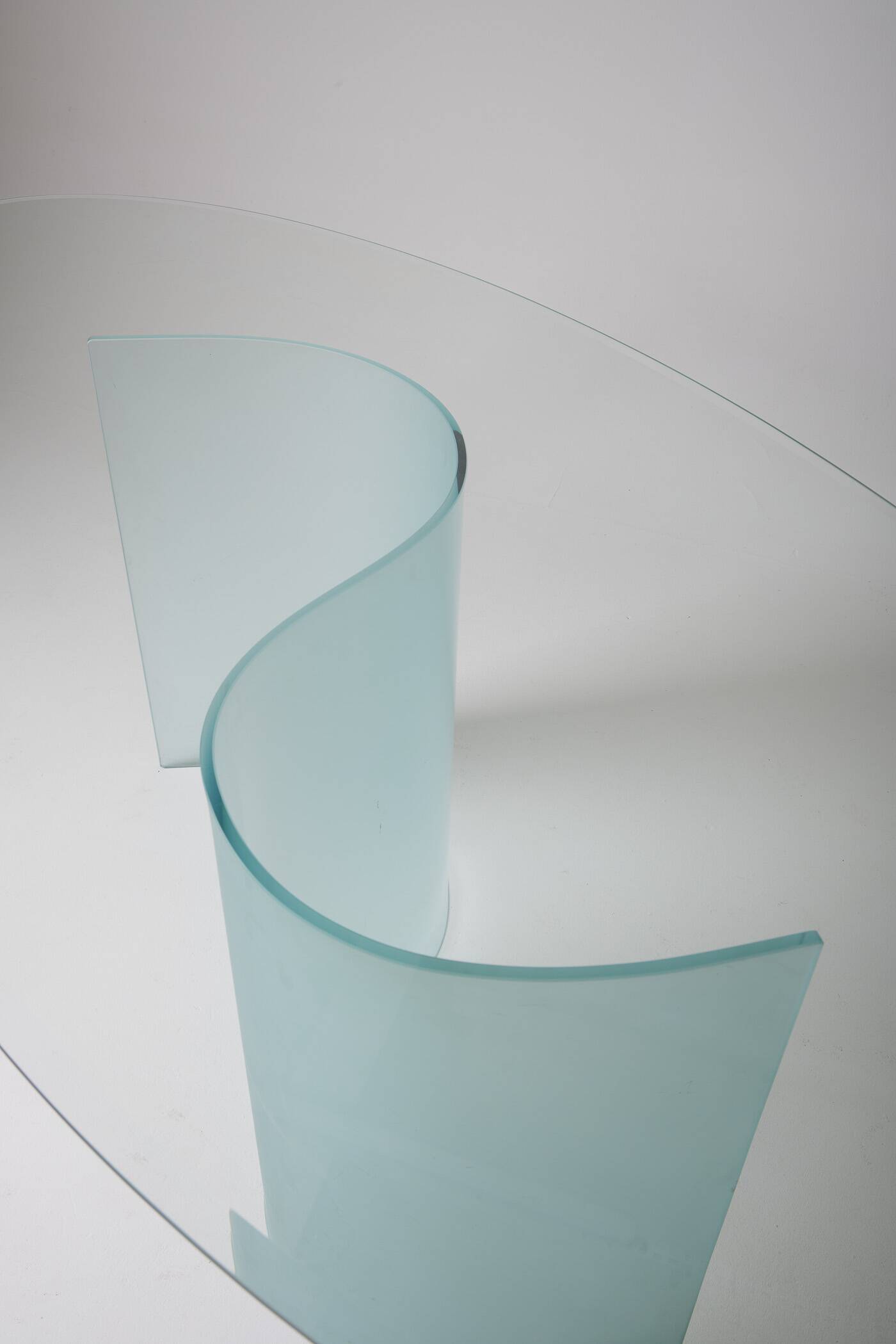 Oval glass table
