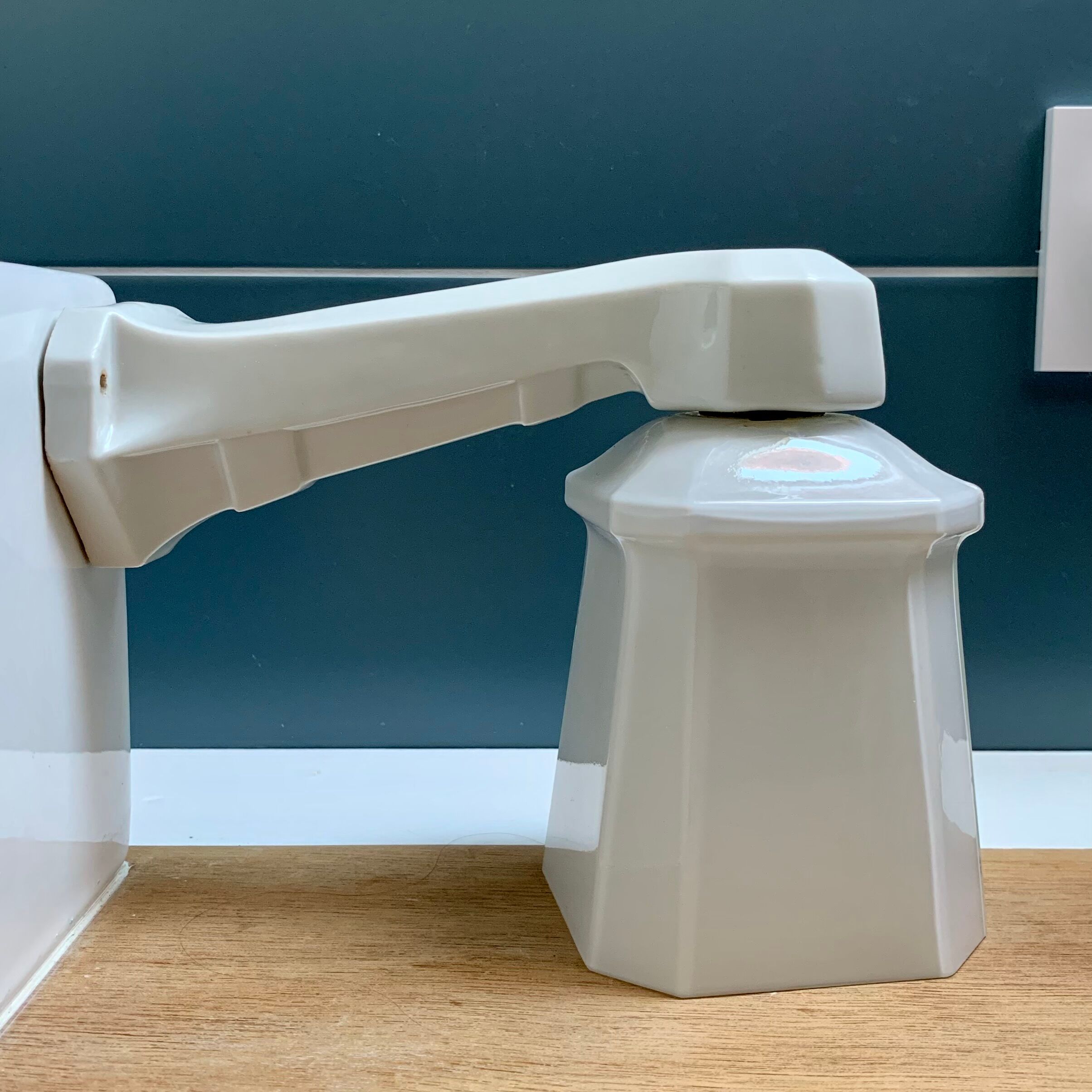 Art Deco sconce in porcelain and opaline