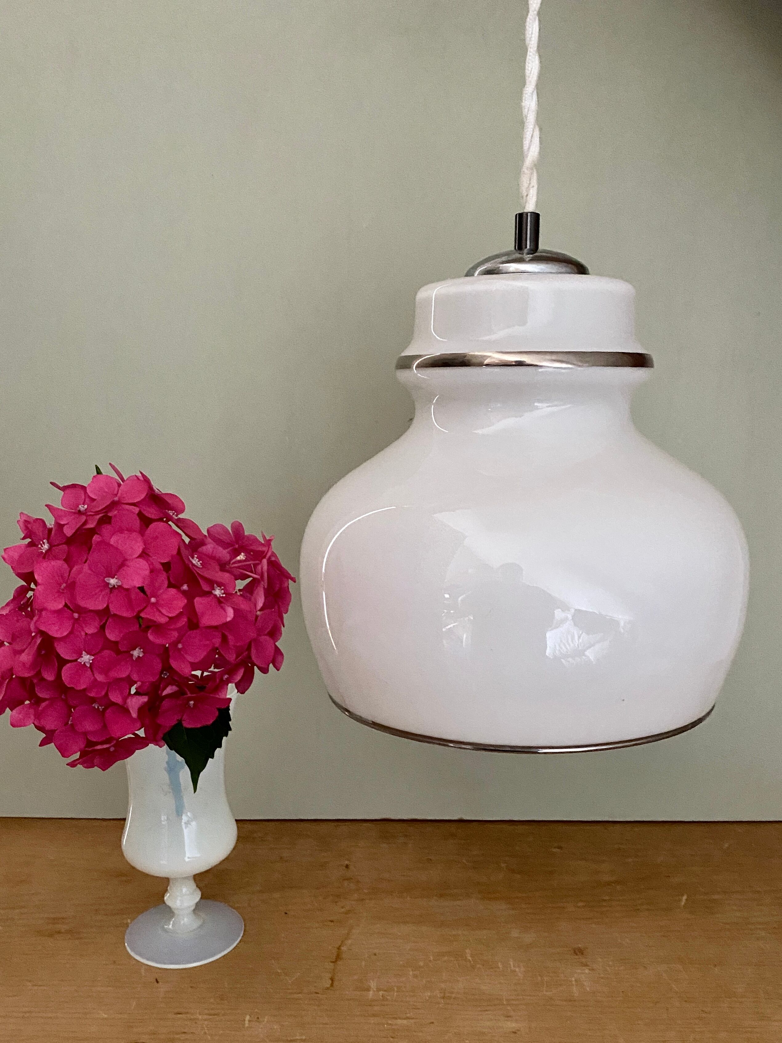 Suspension globe vintage XXL en opaline blanche liserés argentés