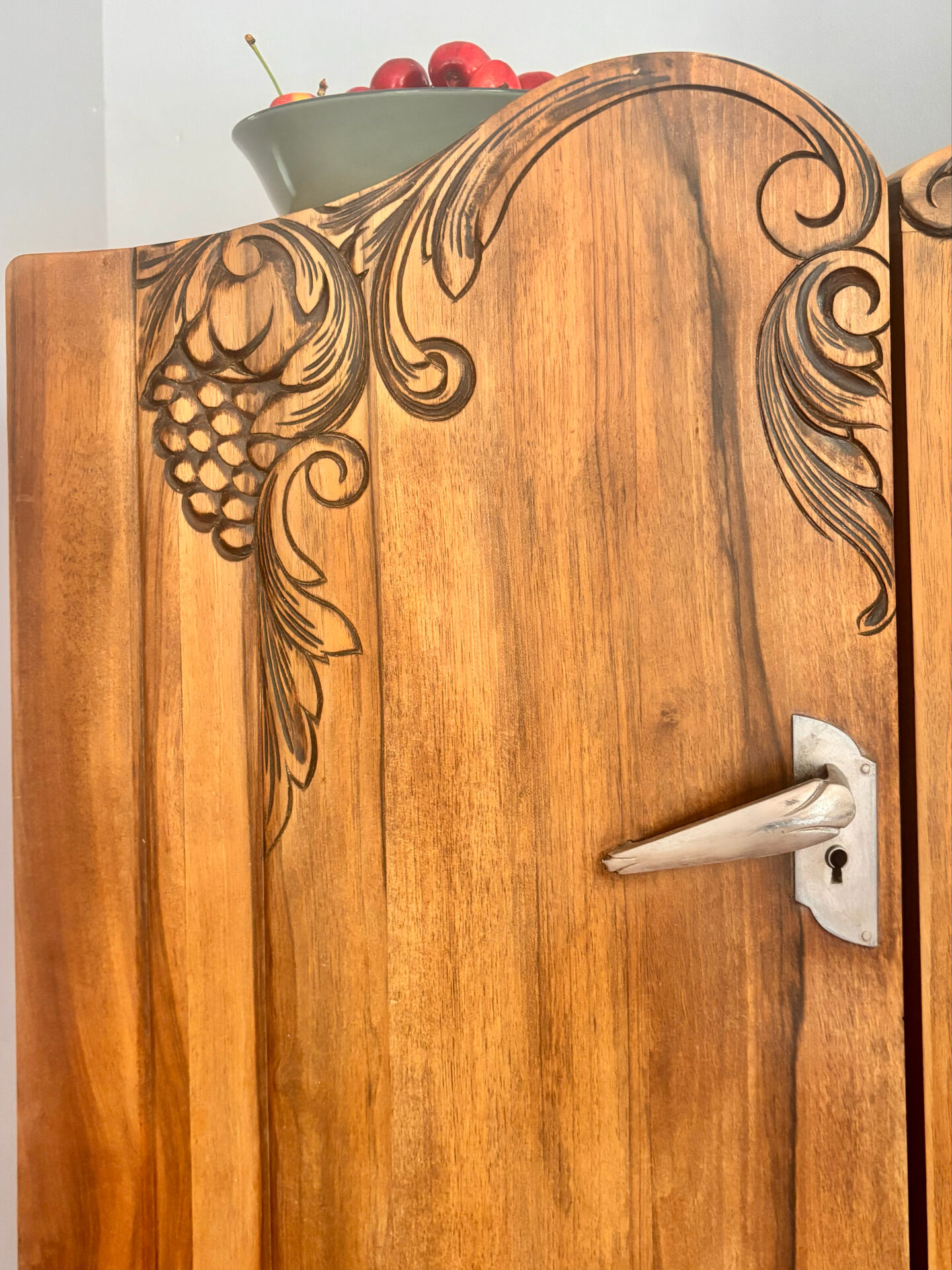 Buffet Art Nouveau restauré avec vitrine