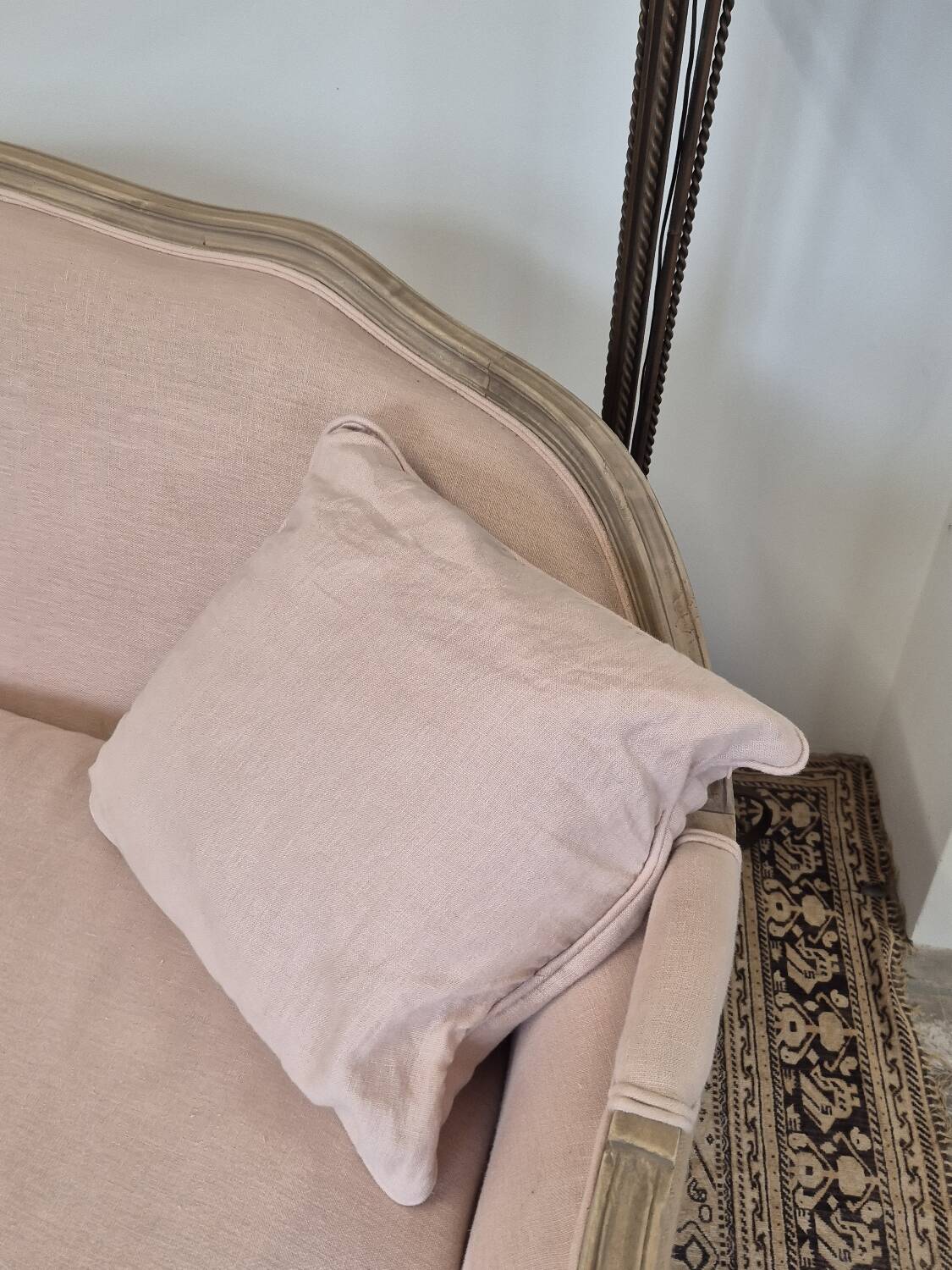 Louis XV style bench sofa in pink fabric and burlap