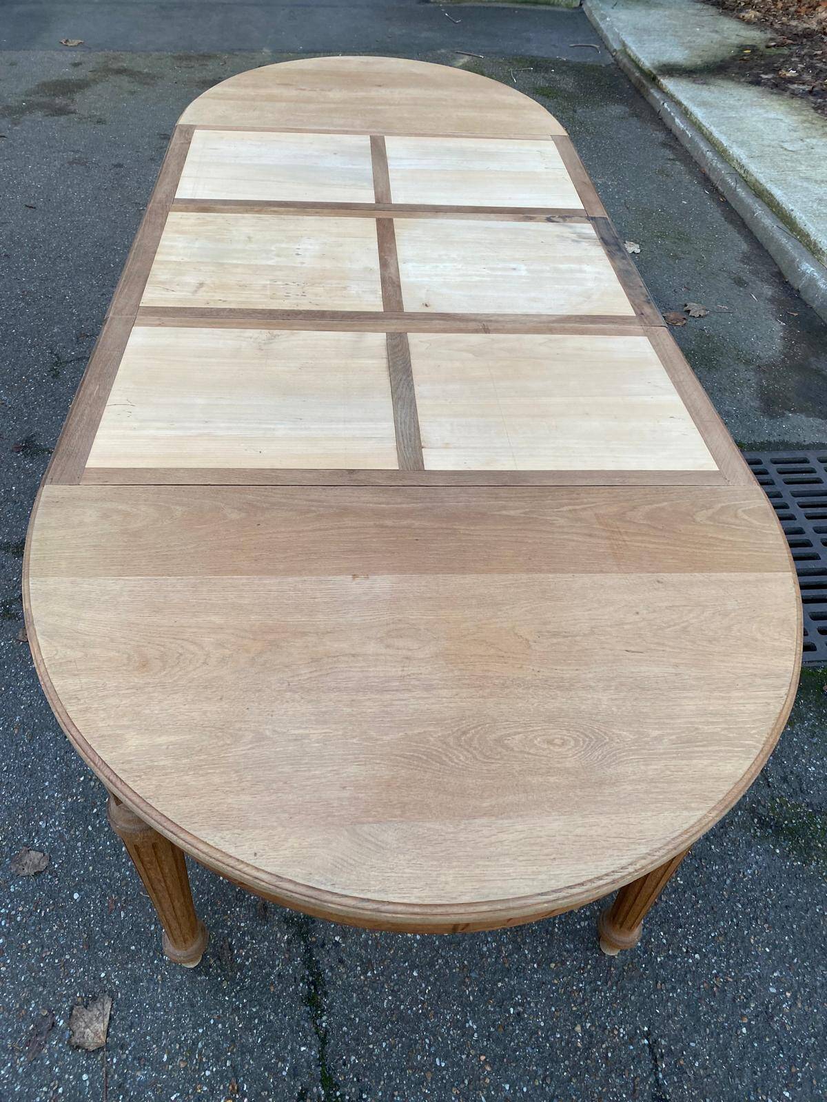 Extendable round Art Deco dining table, restored in solid oak, circa 1950, 280cm