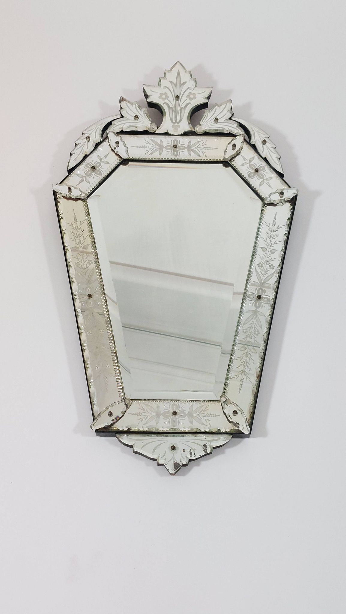 Venetian wall mirror in Murano glass with faceted floral decoration from the 1930s.