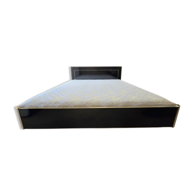 Lit double laqué noir et laiton, Maison Roméo Paris, années 1970