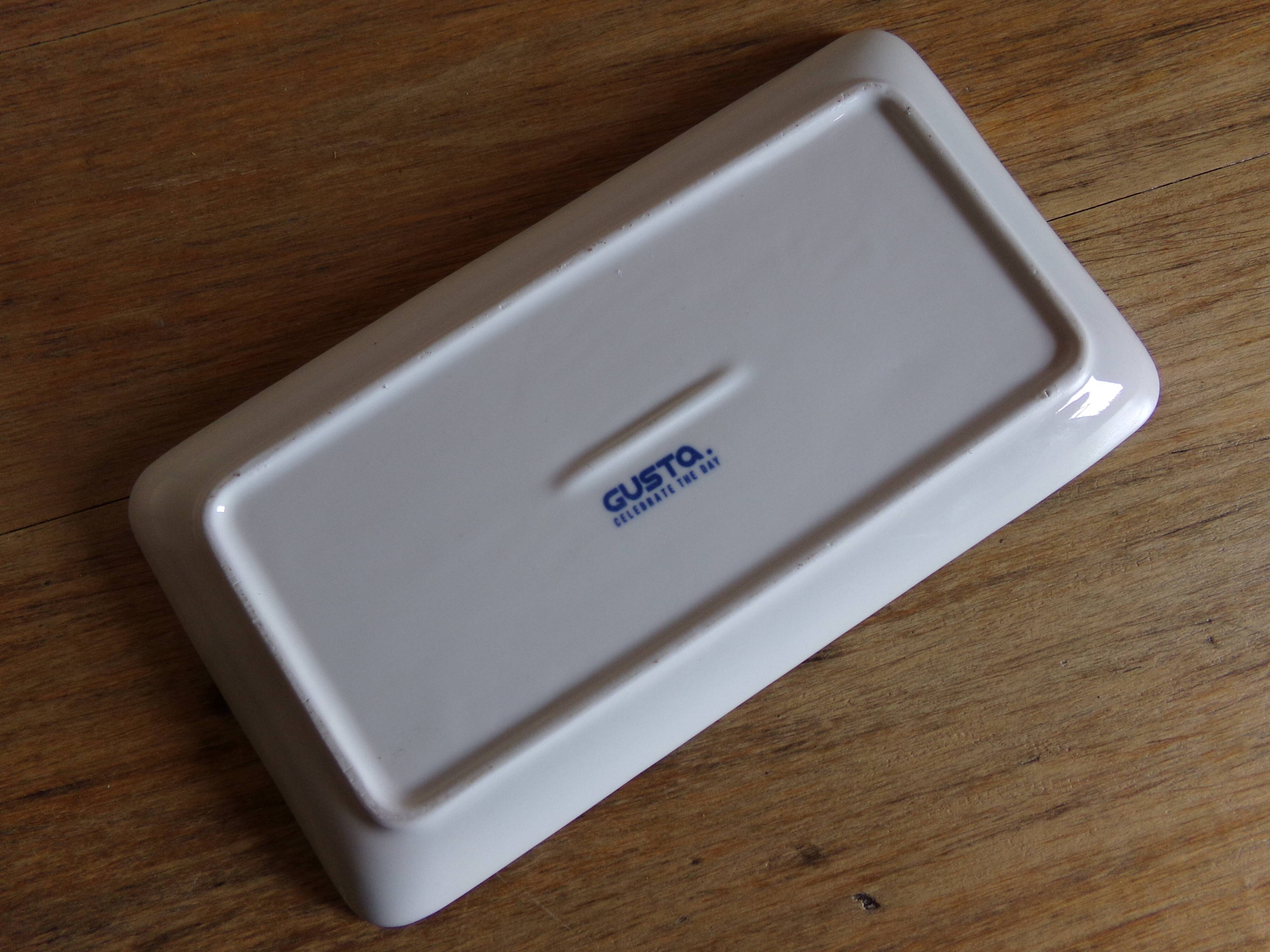 Blue and white earthenware vacuum-pocket