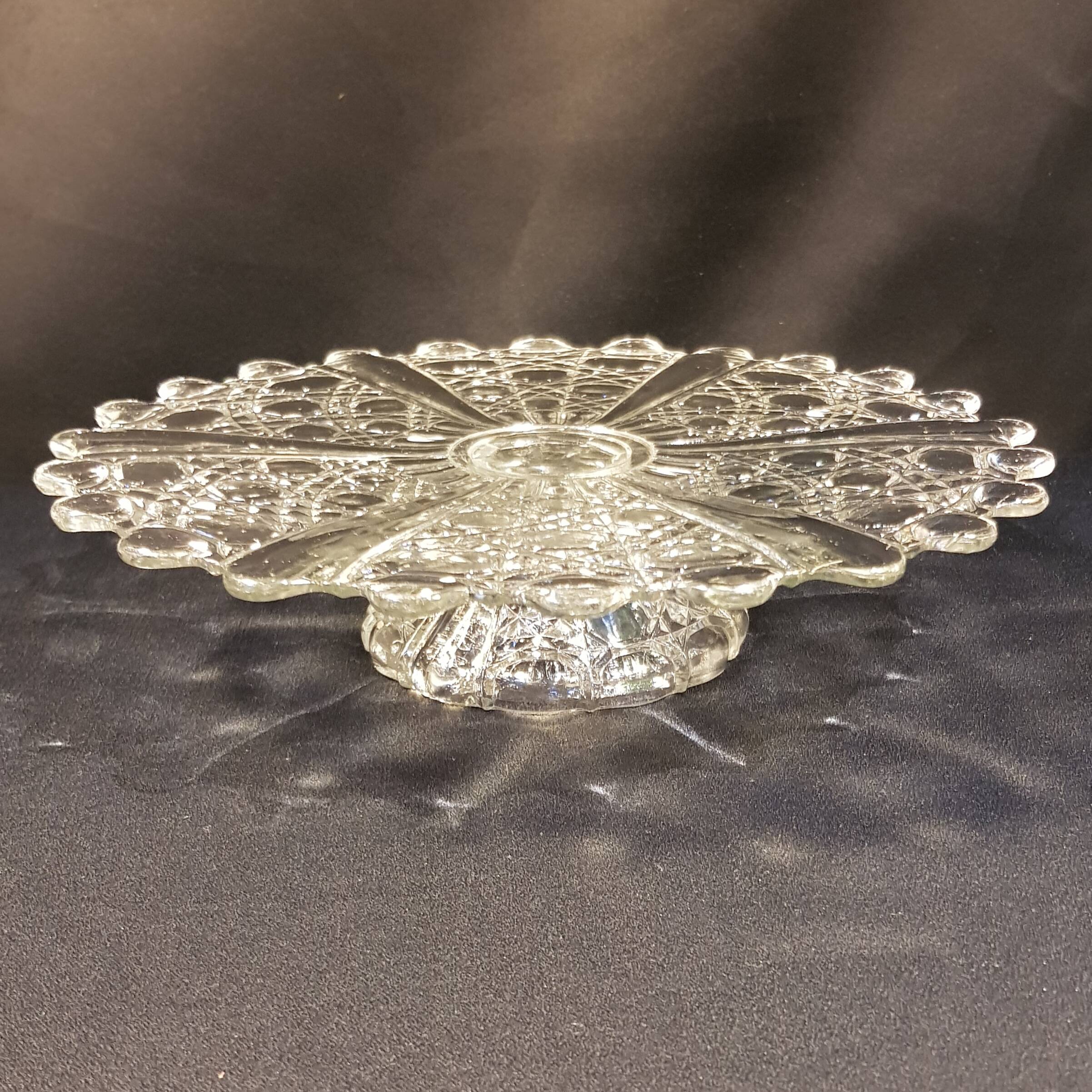 Presentation dish on glass foot