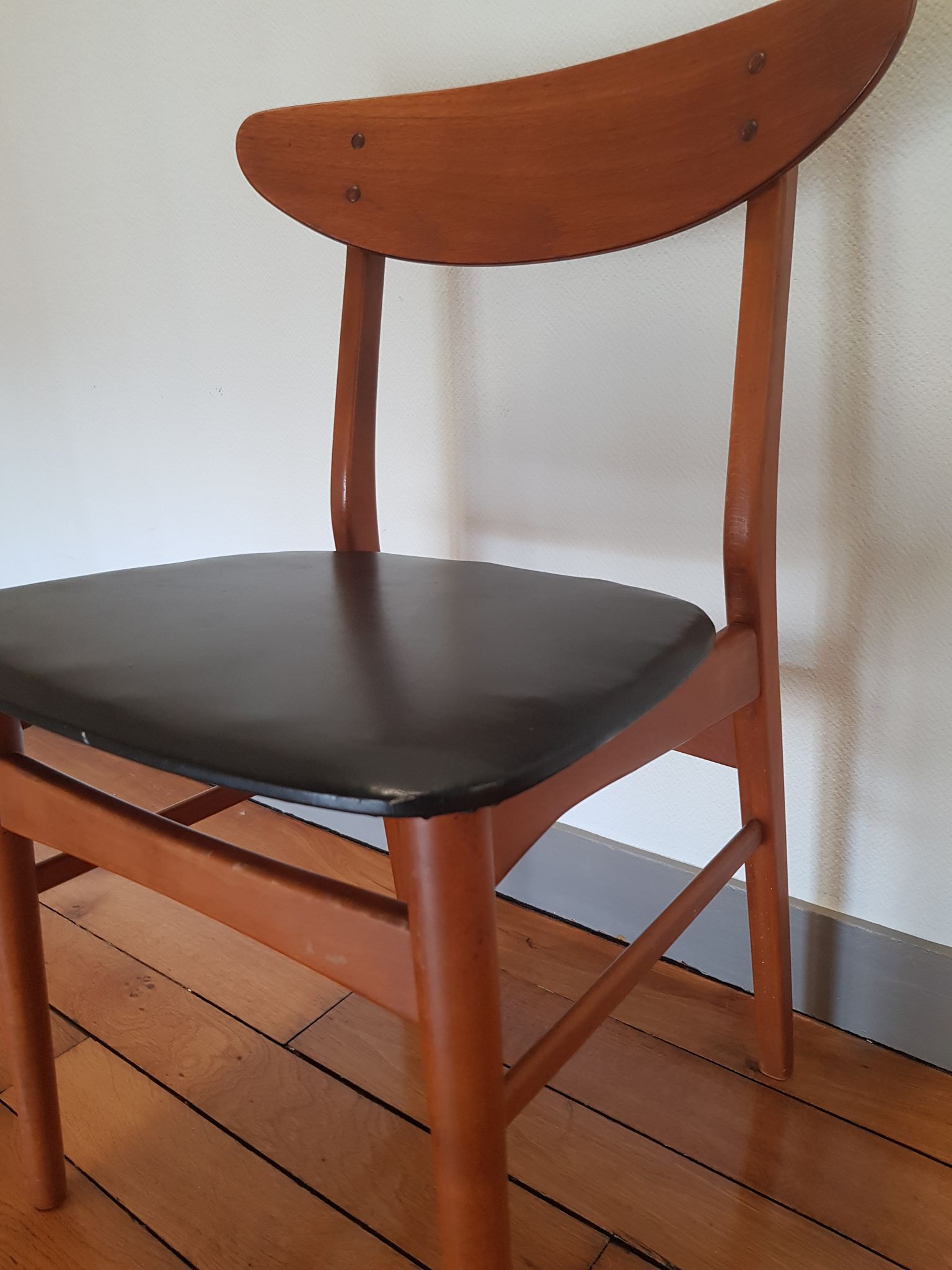 Chaise danoise en teck et skai noir