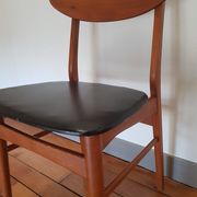 Chaise danoise en teck et skai noir