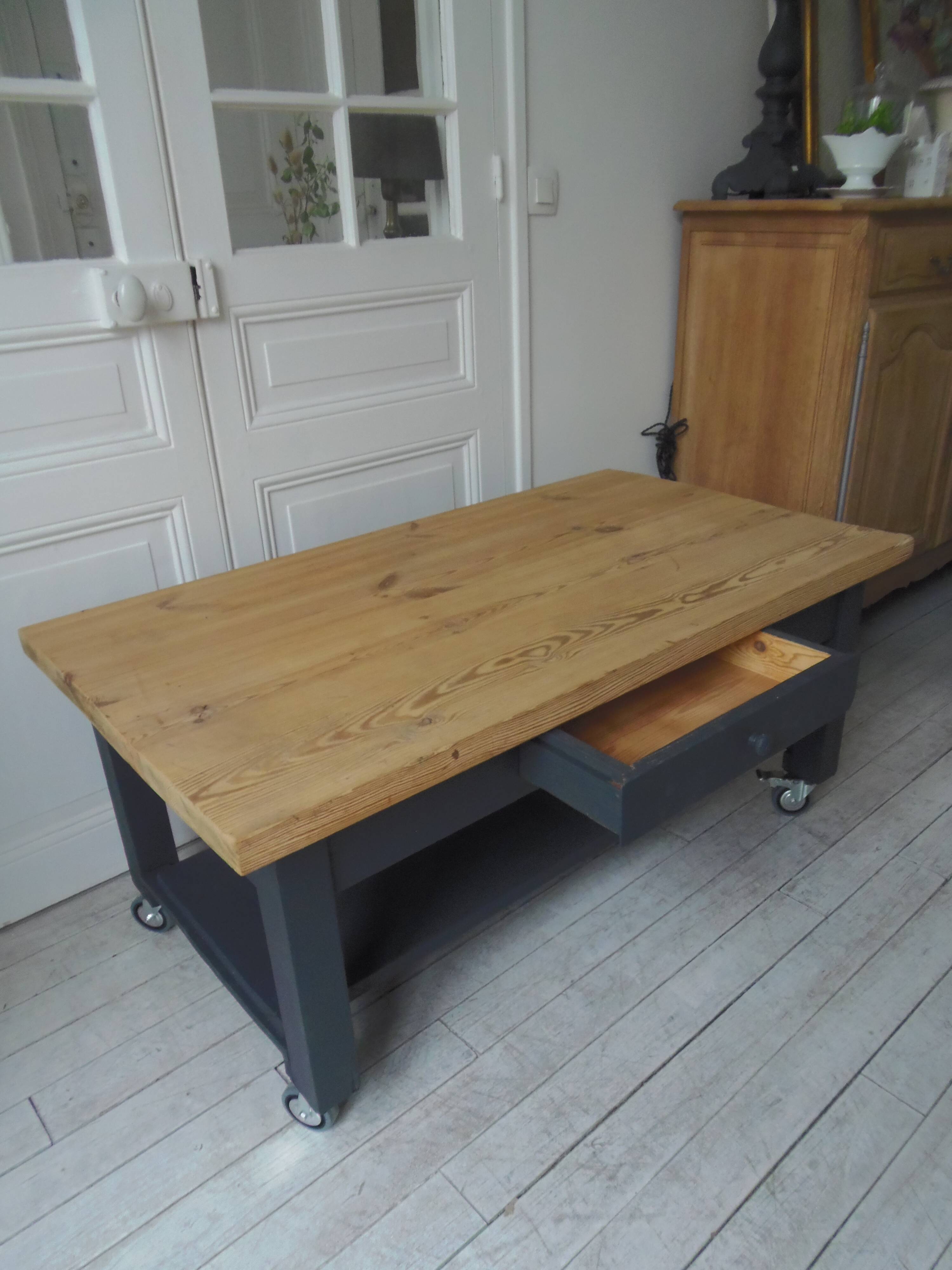 Coffee table on casters, 1 drawer, 1 shelf, re-enchanted in slate gray, wooden top.