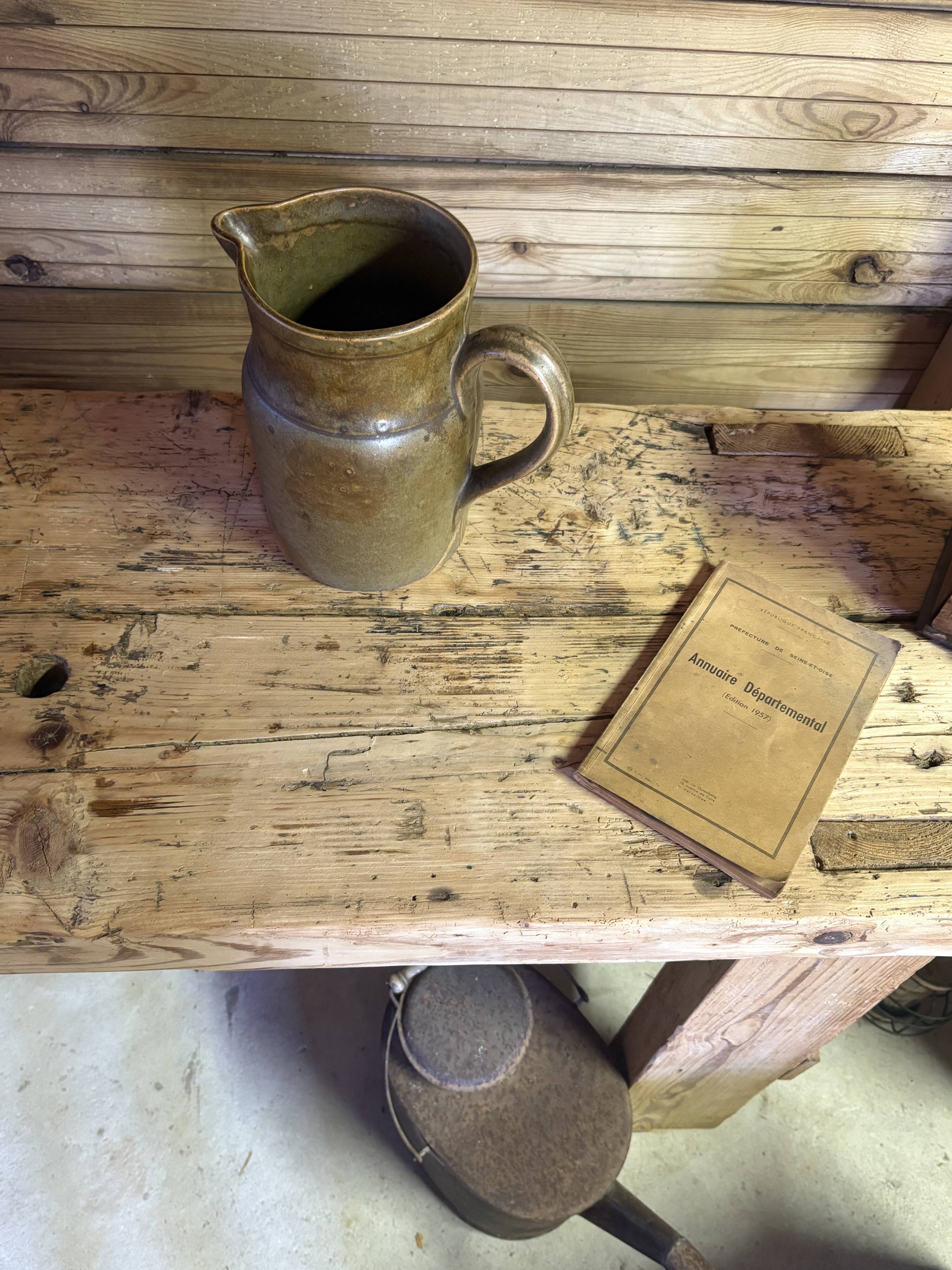 Établi ancien en bois massif avec étau – Authenticité & charme d’atelier