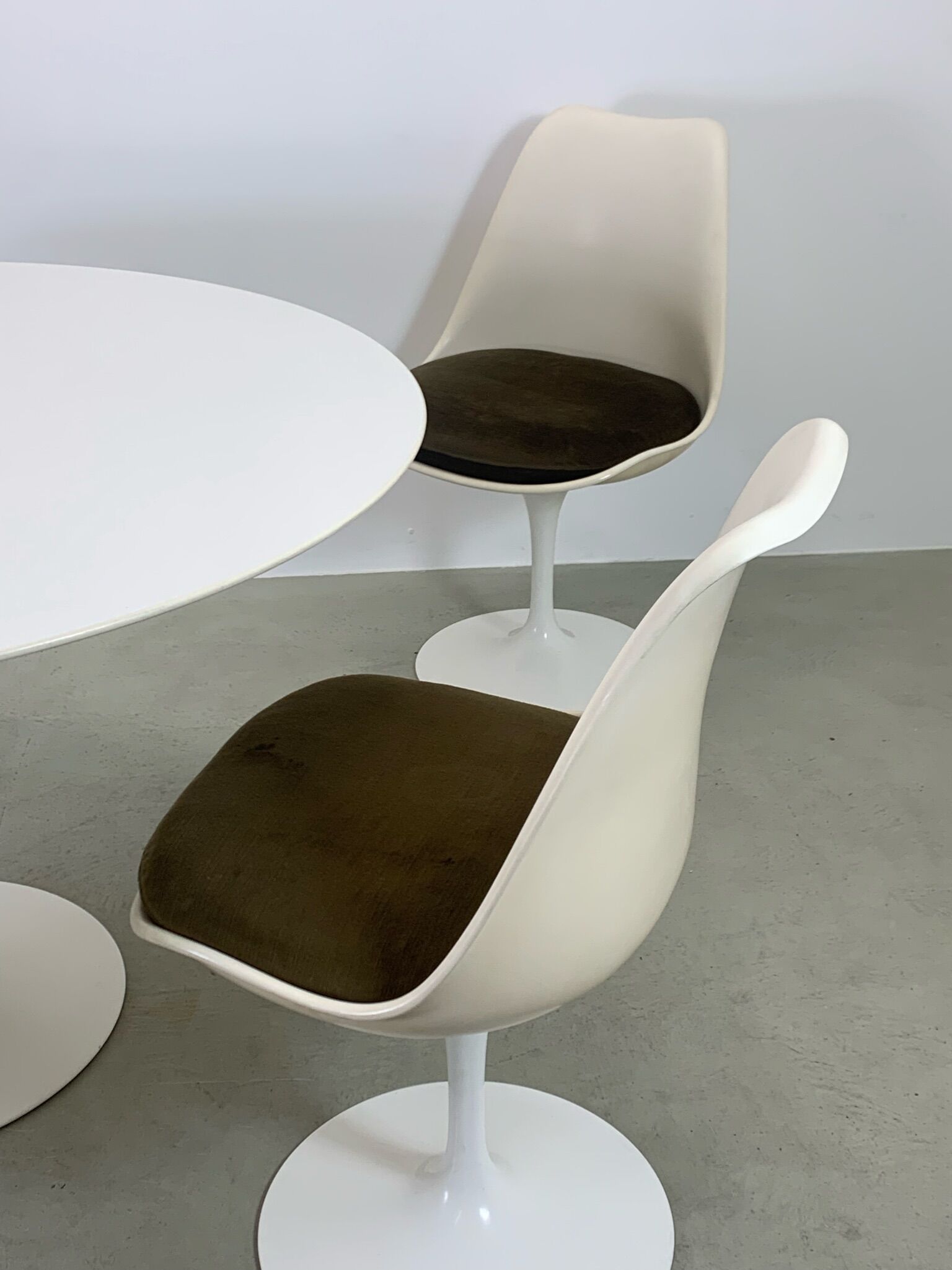 Eero Saarinen Tulip Dining Set with Swifel Chairs for Knoll International 1960s