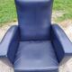 Paire de fauteuils des années 50 pieds compas recouverts de skaï bleu marine