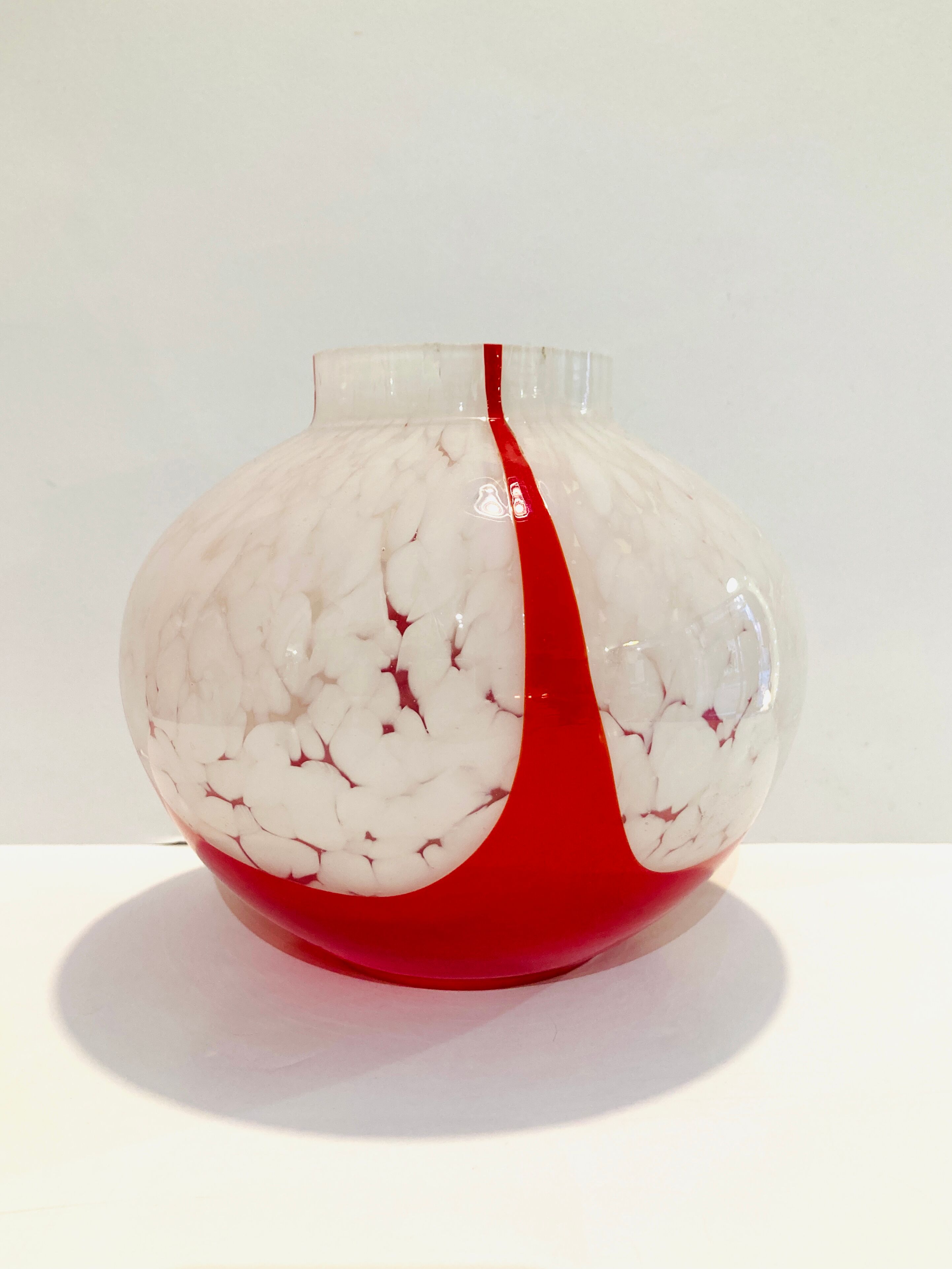 Marmorean glass ball vase in white murano and red-deco-retro-vintage