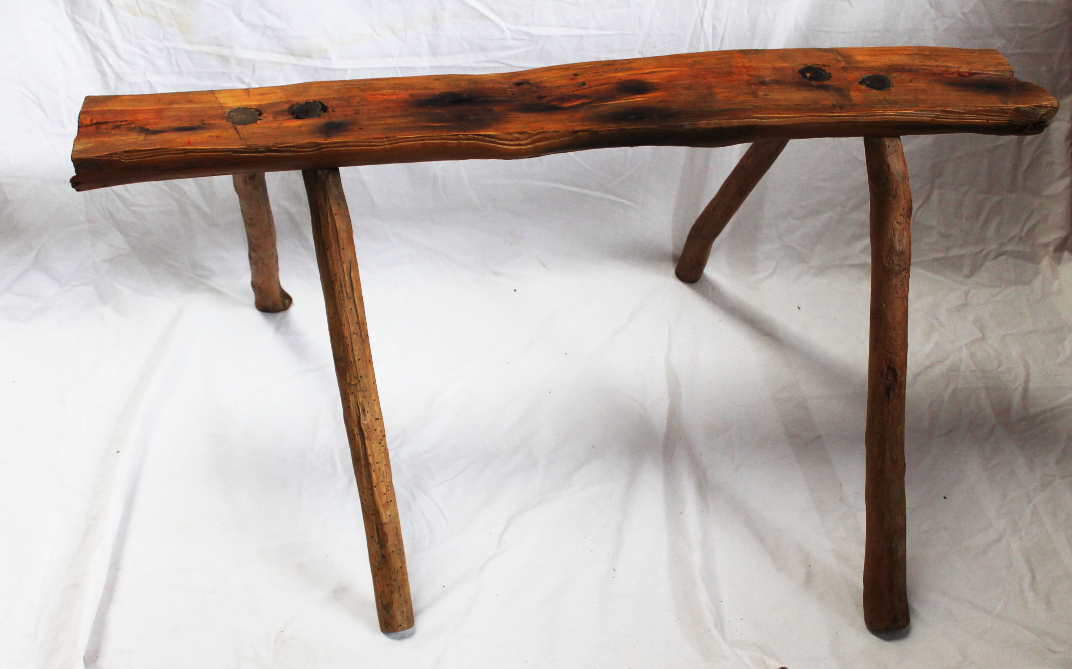 Banc brutaliste en bois d'arbre