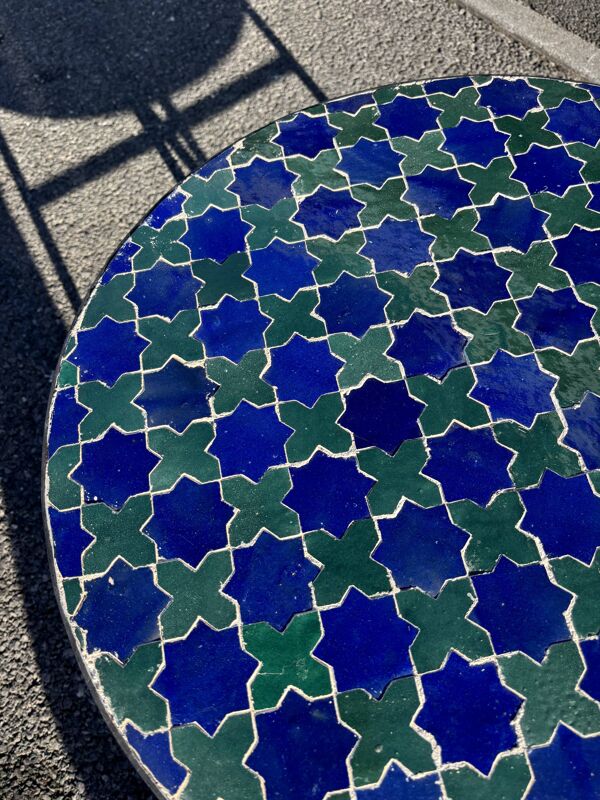Table basse ronde en zellige bleu et vert – mosaïque artisanale marocaine