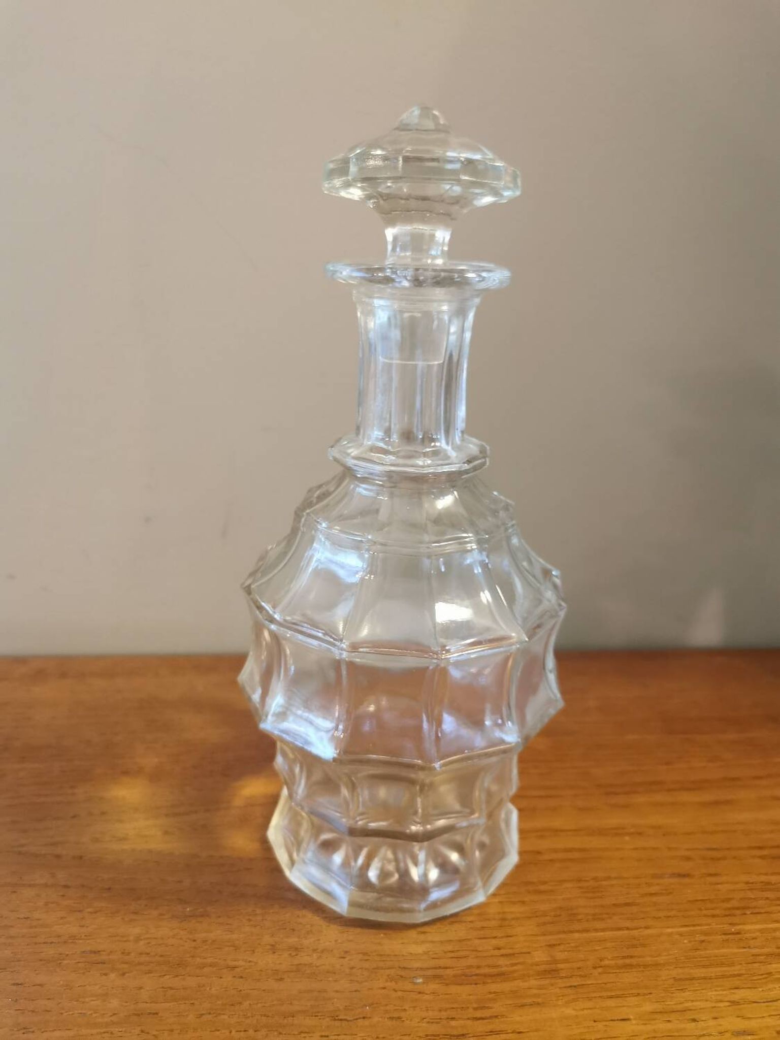 Carafe vintage en verre à facettes