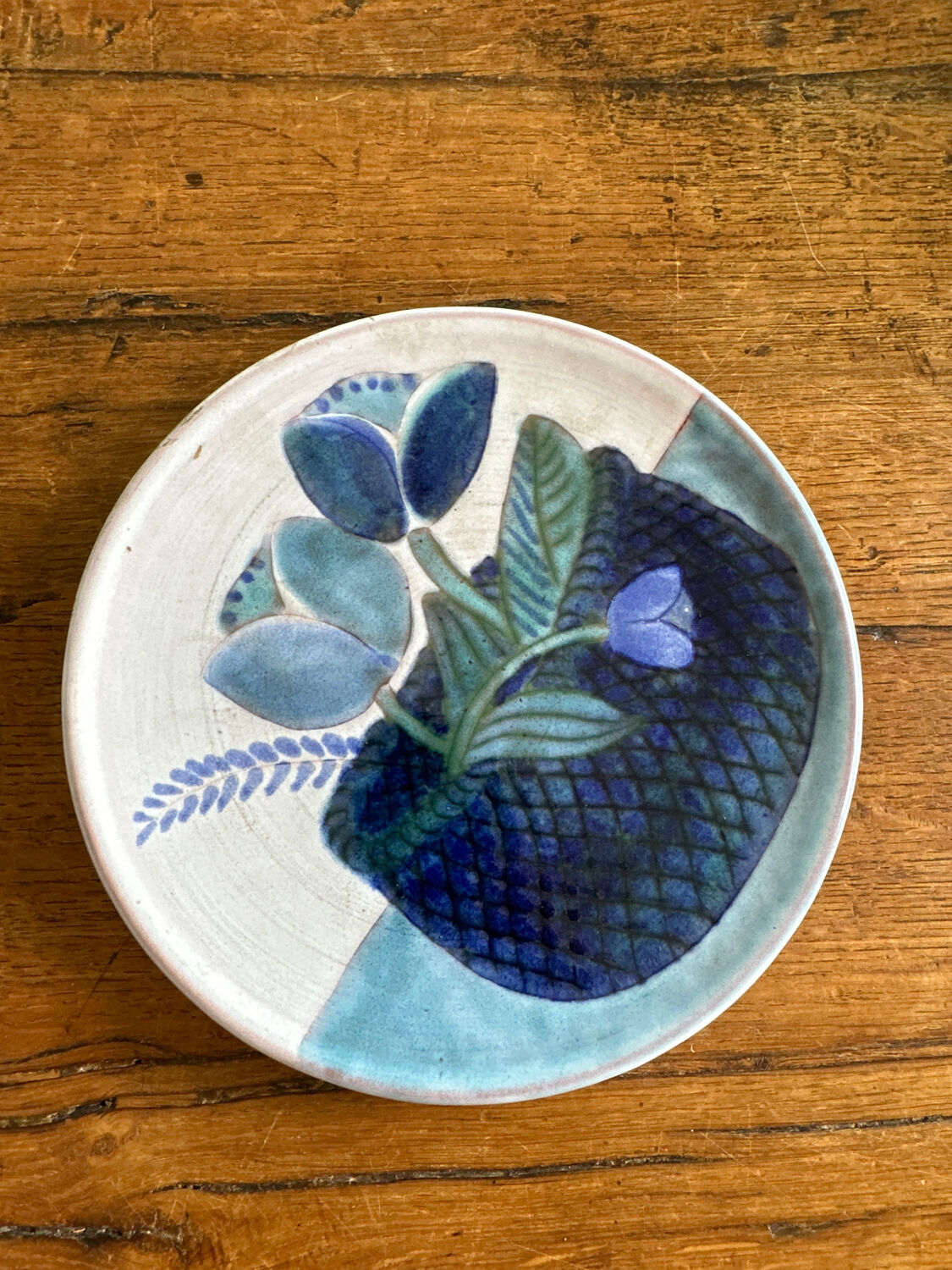 Plate decorated with flowery baskets Cloutier