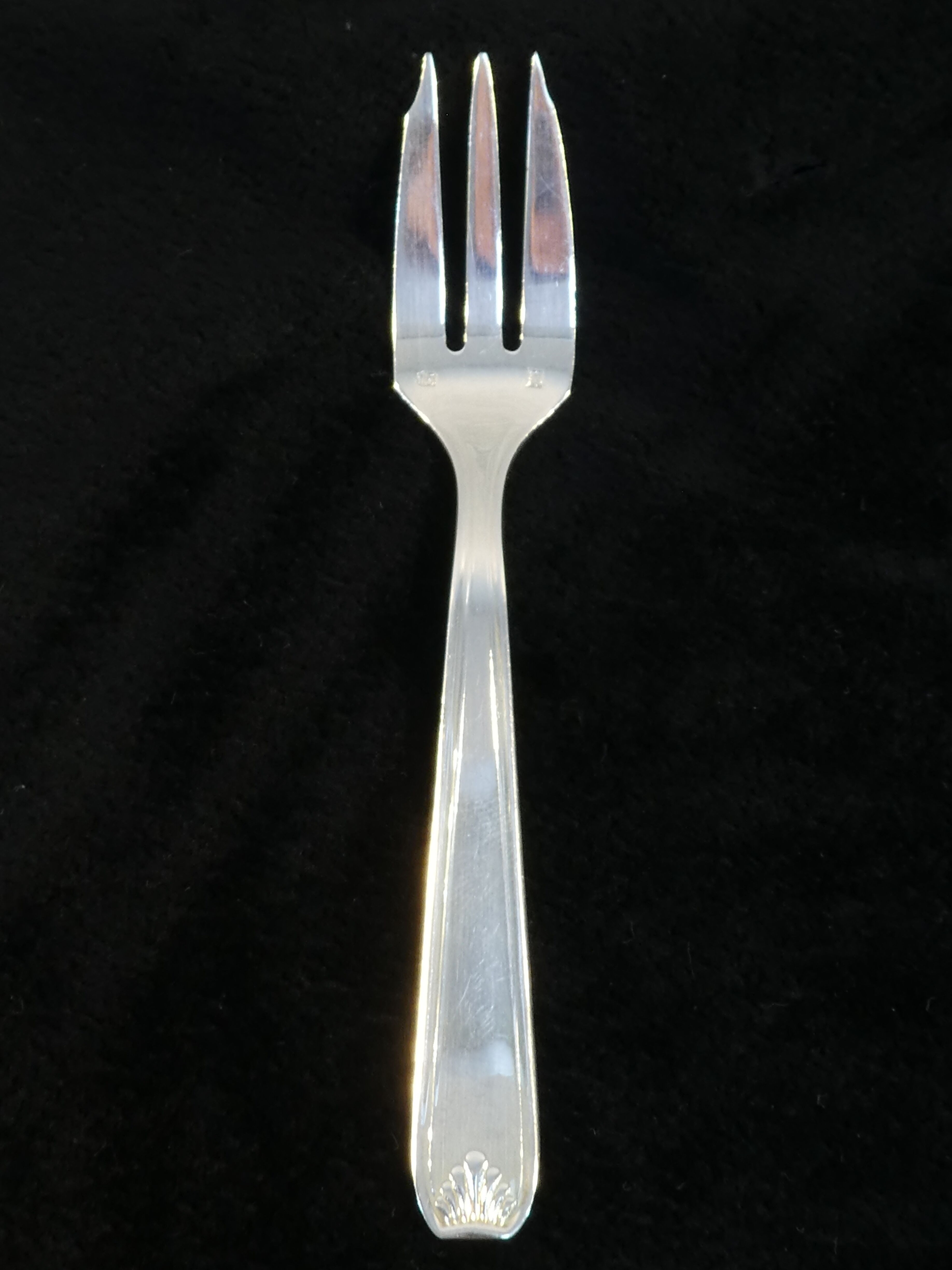 12 forks with silver metal cakes