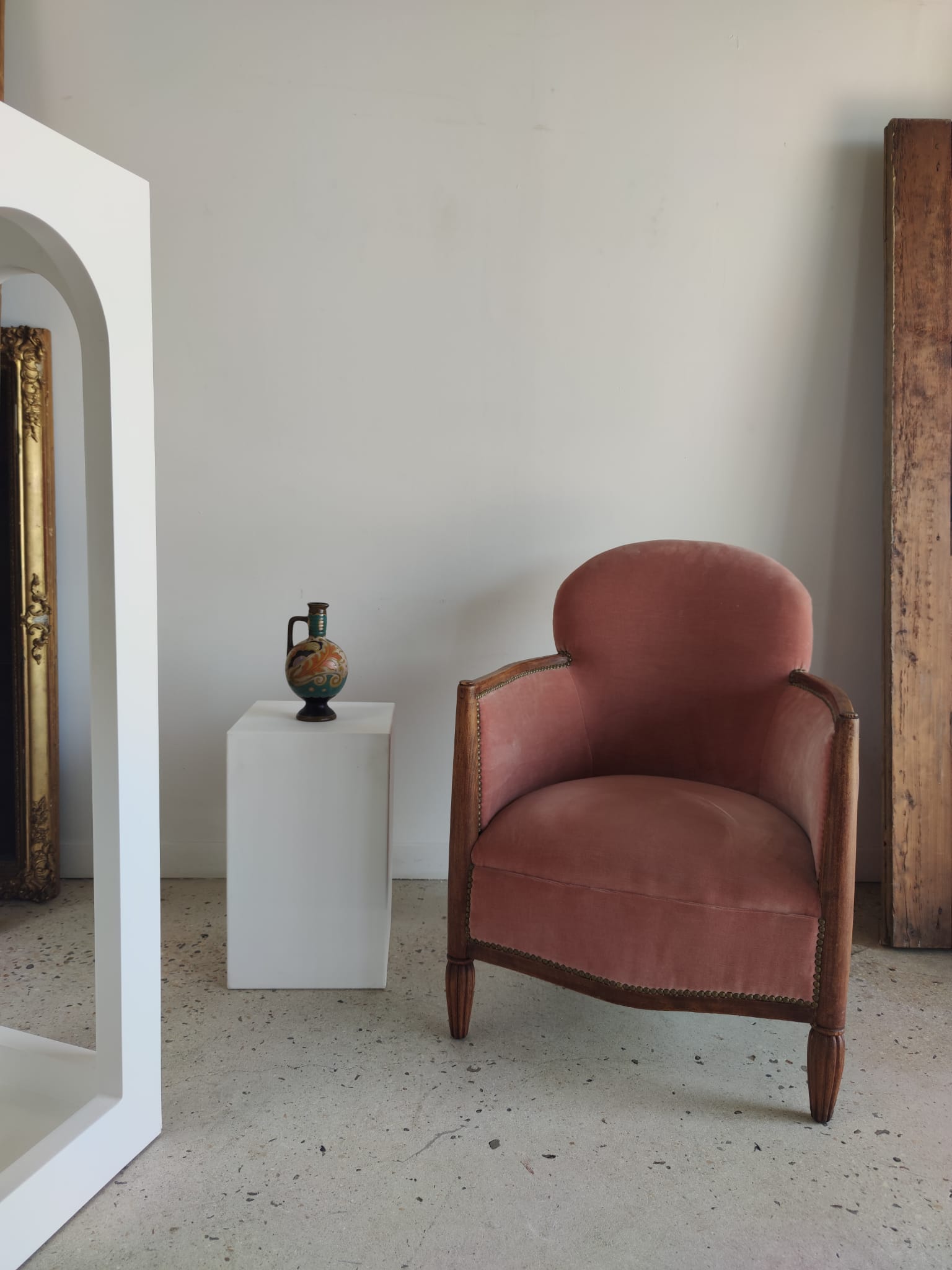 Armchair art deco pink velvet trim