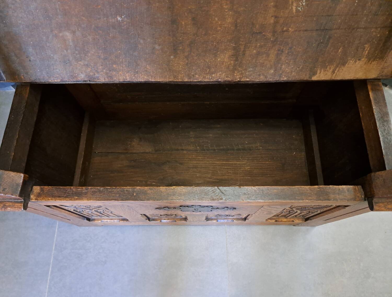 Fauteuil coffre néogothique en chêne