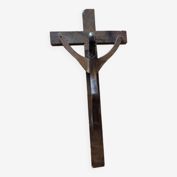 Crucifix en bois stylisé