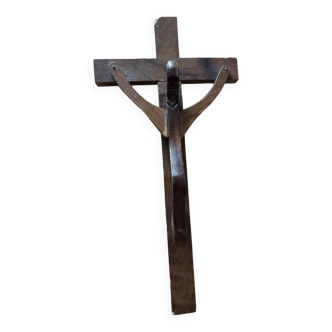 Crucifix en bois stylisé