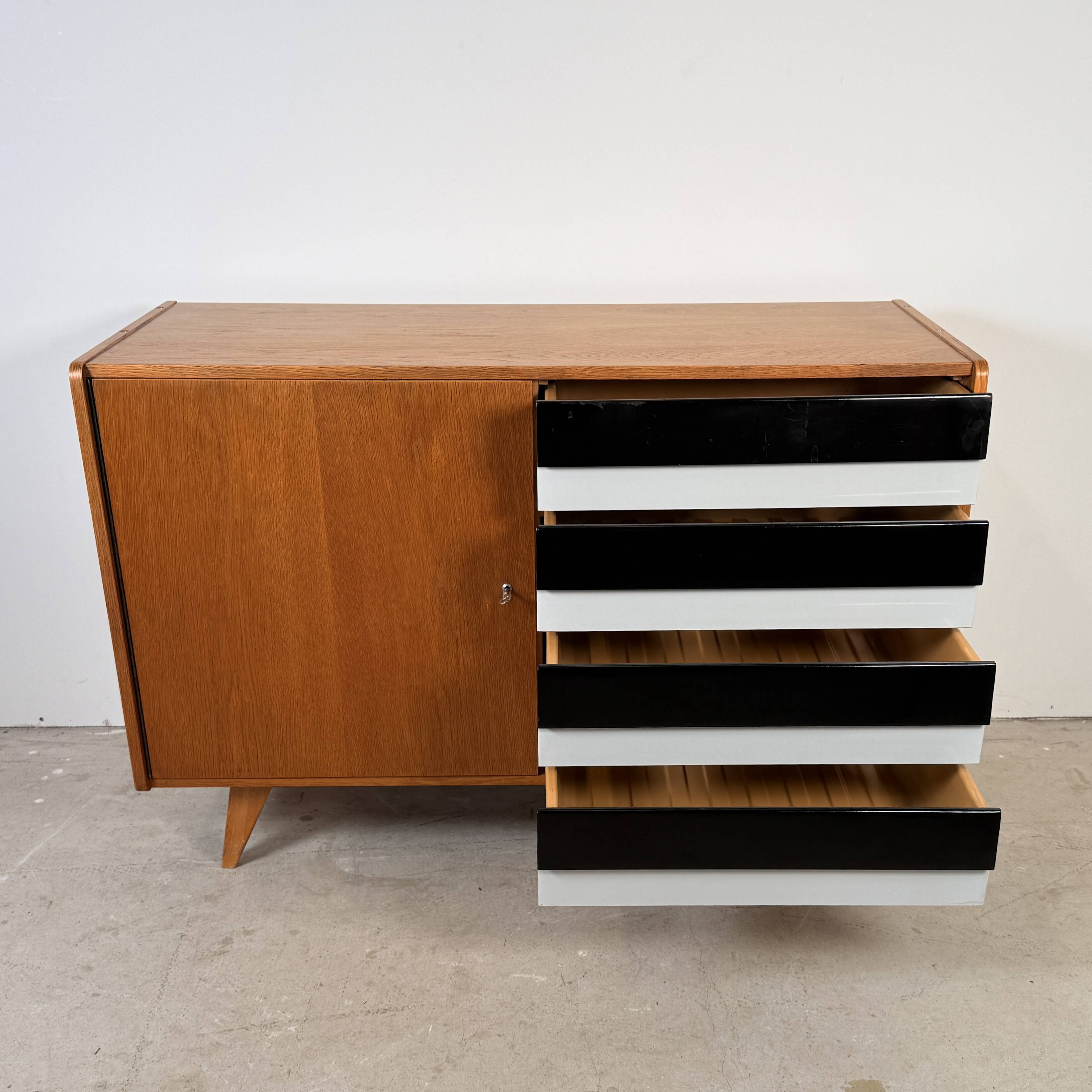 Buffet U458 de Jiří Jiroutek, tiroirs noir et blanc.