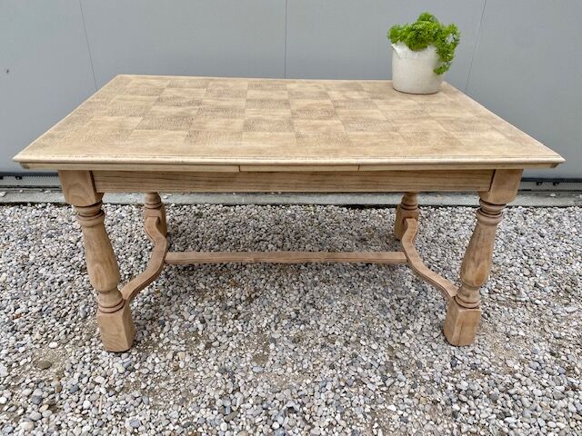 Extendable stripped farm table