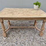 Extendable stripped farm table